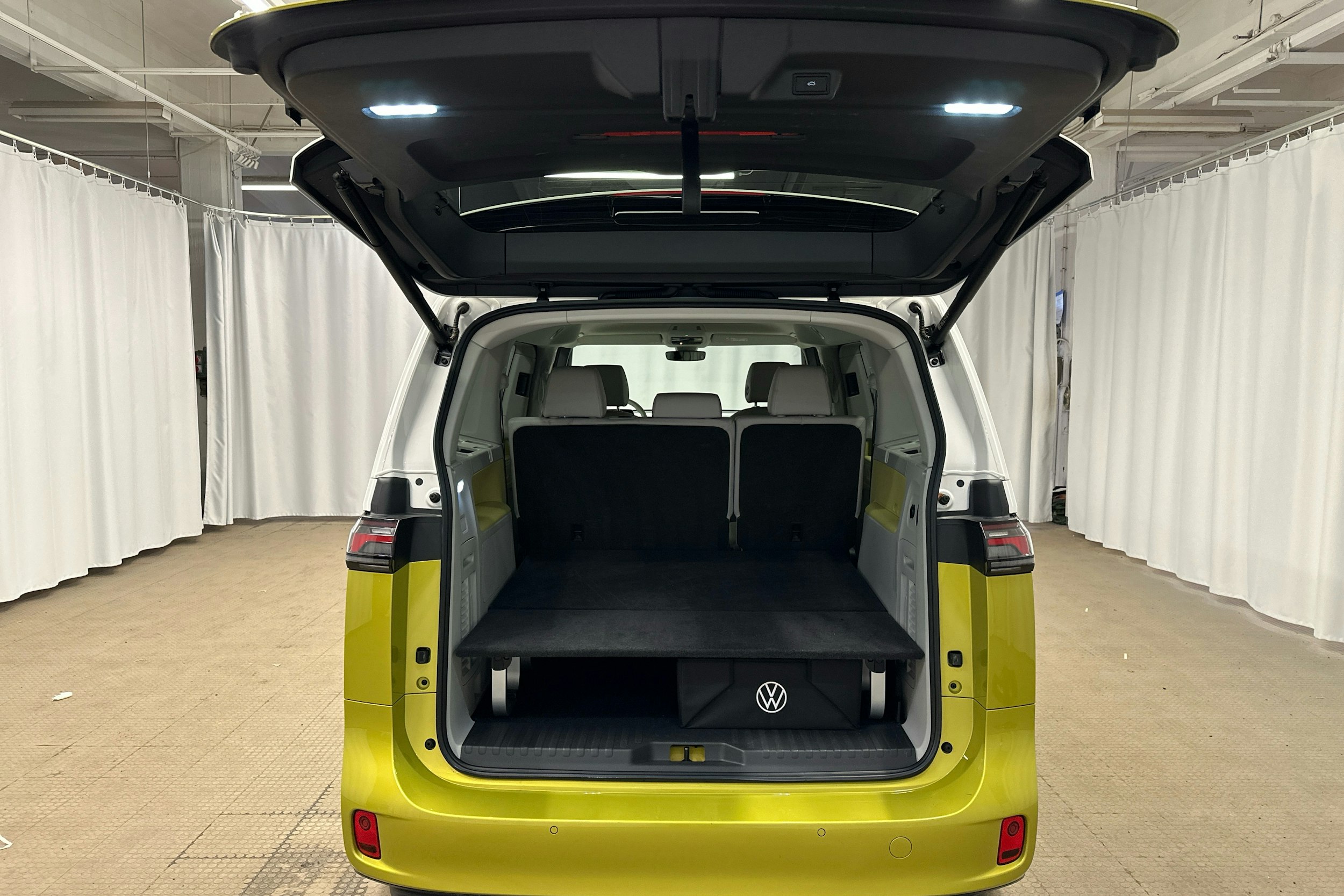 keltainen Volkswagen ID. Buzz 2023 kuva 29.