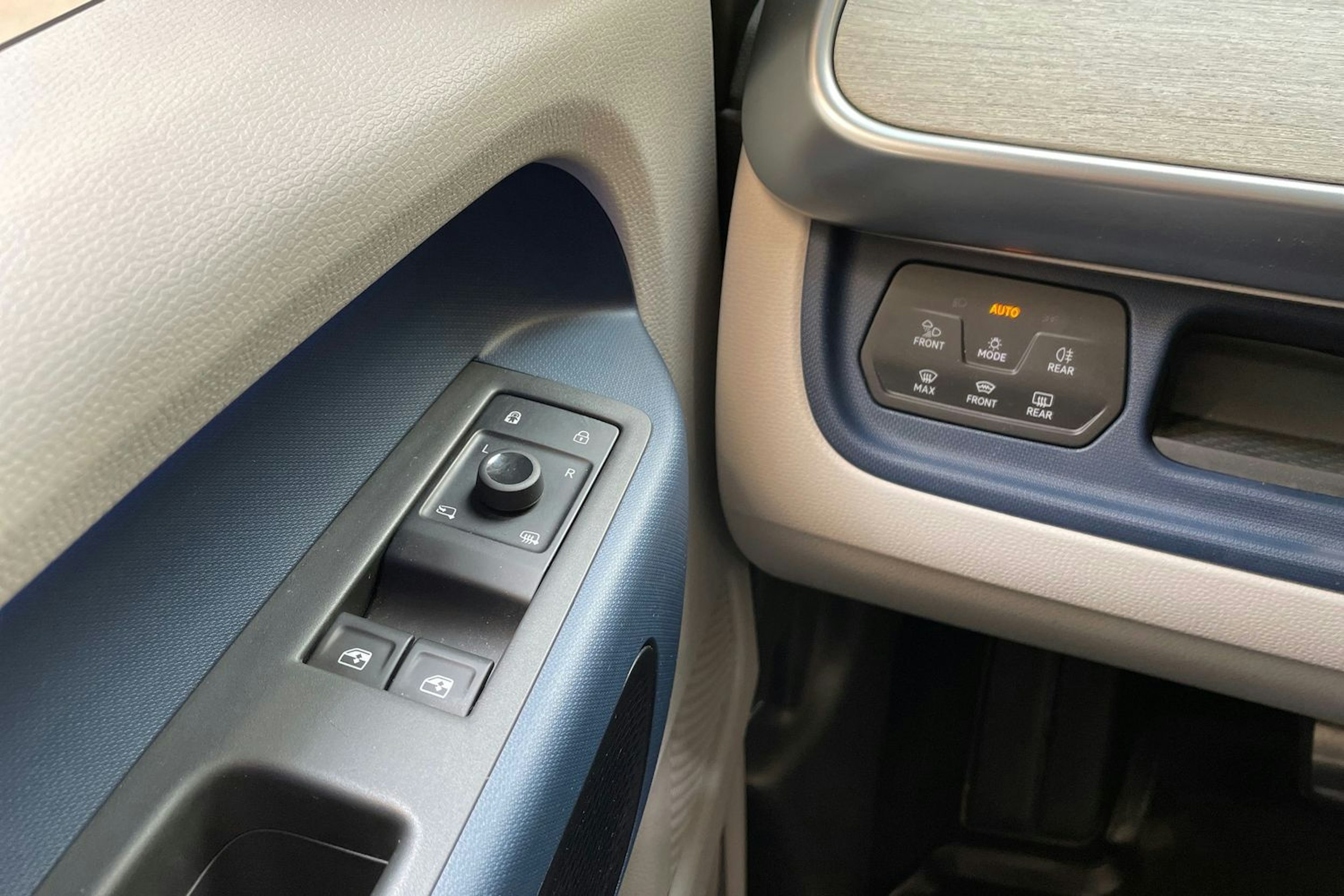 valkoinen Volkswagen ID. Buzz 2023 kuva 14.