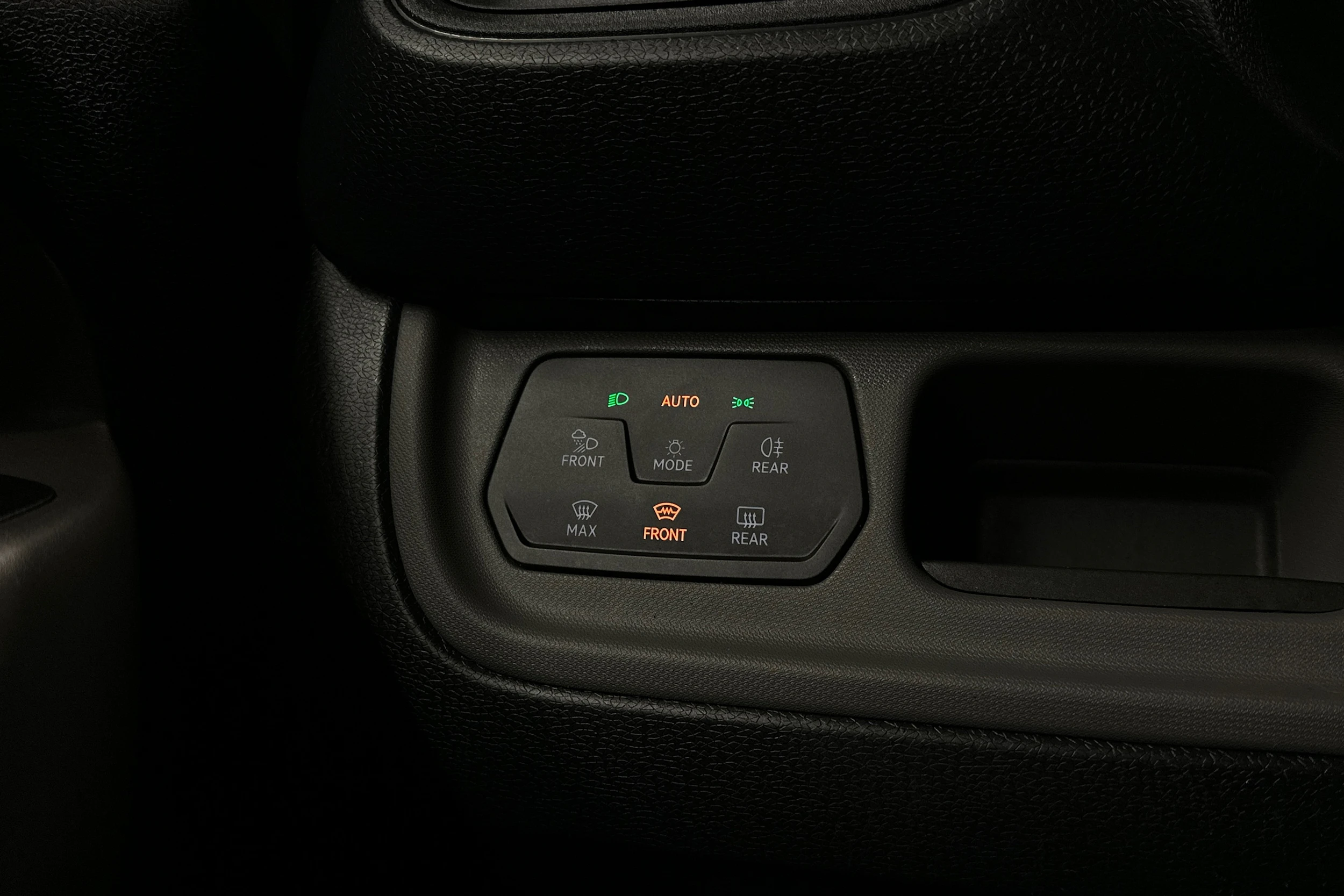 keltainen Volkswagen ID. Buzz Cargo 2023 kuva 17.