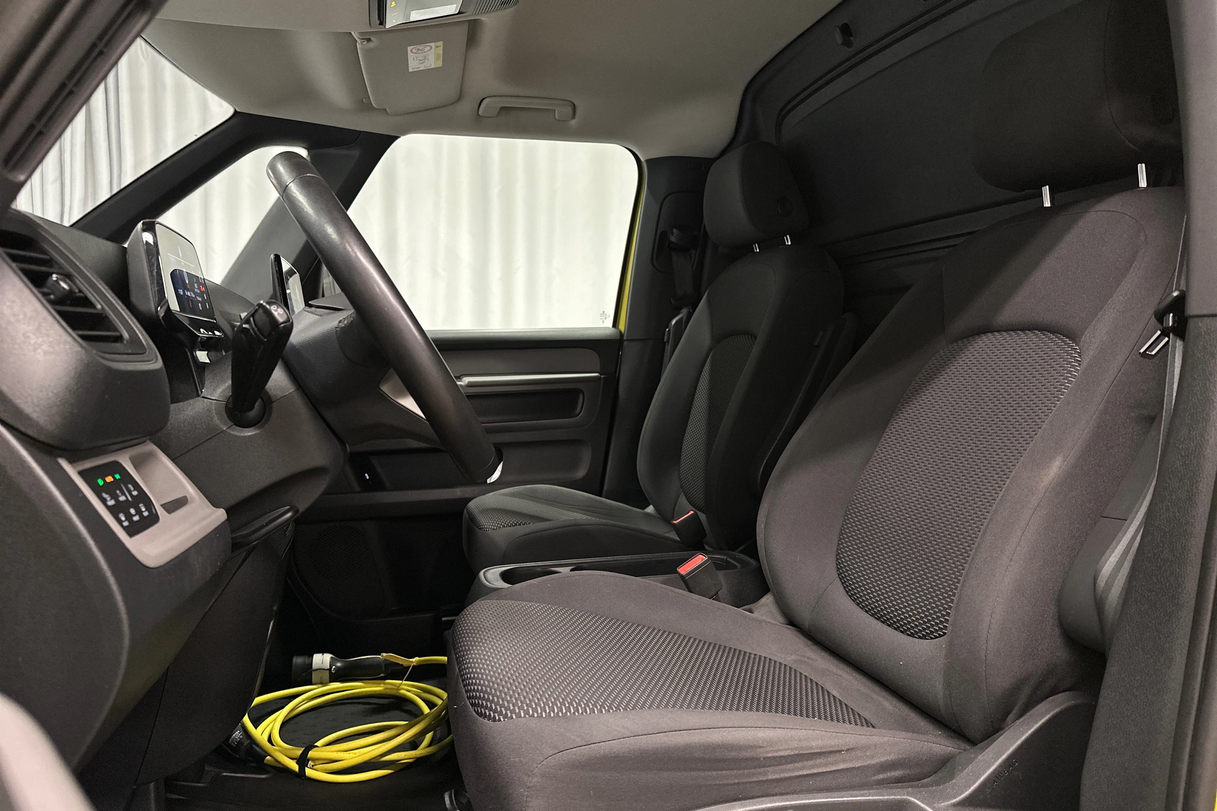 keltainen Volkswagen ID. Buzz Cargo 2023 kuva 18.