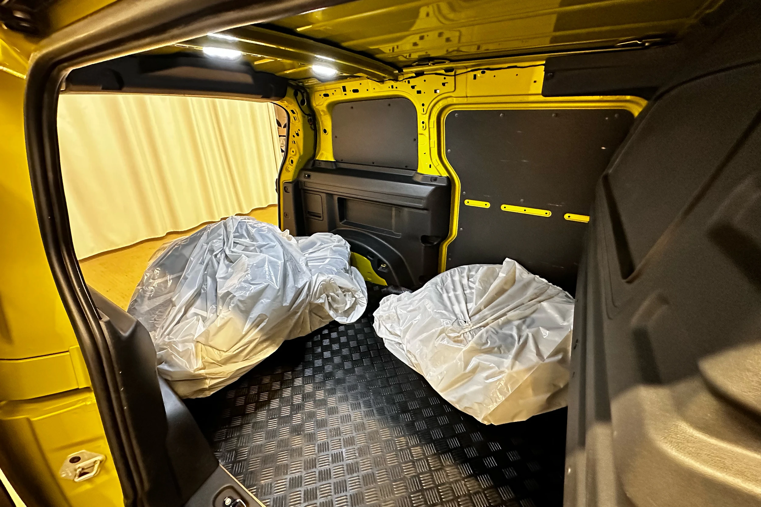 keltainen Volkswagen ID. Buzz Cargo 2023 kuva 21.