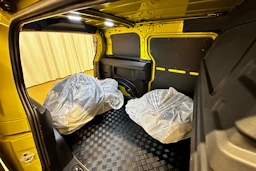 keltainen Volkswagen ID. Buzz Cargo 2023 kuva 21.