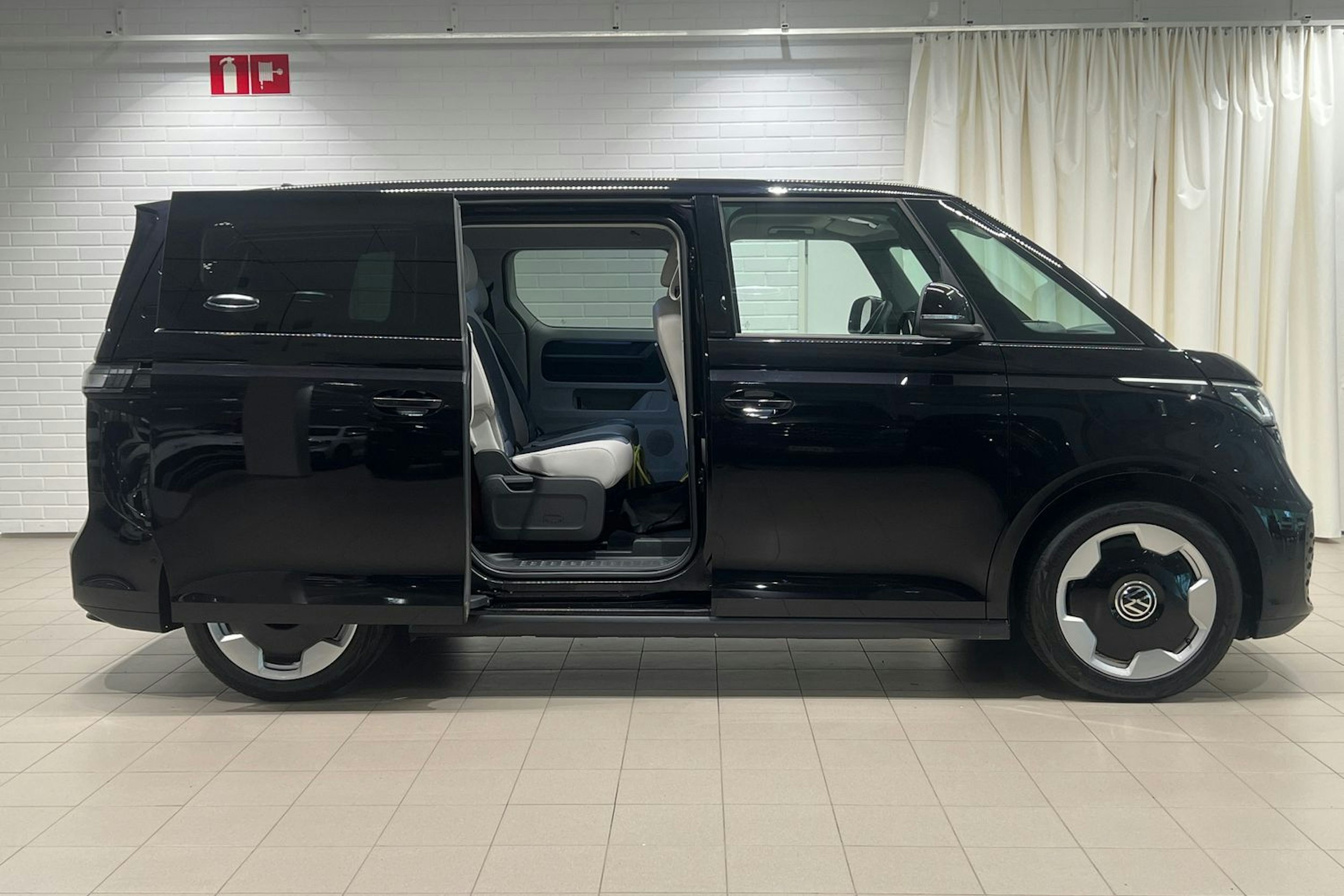 Musta Volkswagen ID. Buzz 2023 kuva 20.