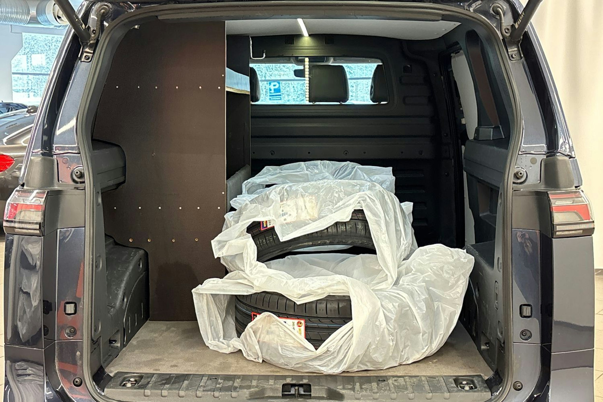 sininen Volkswagen ID. Buzz 2023 kuva 24.