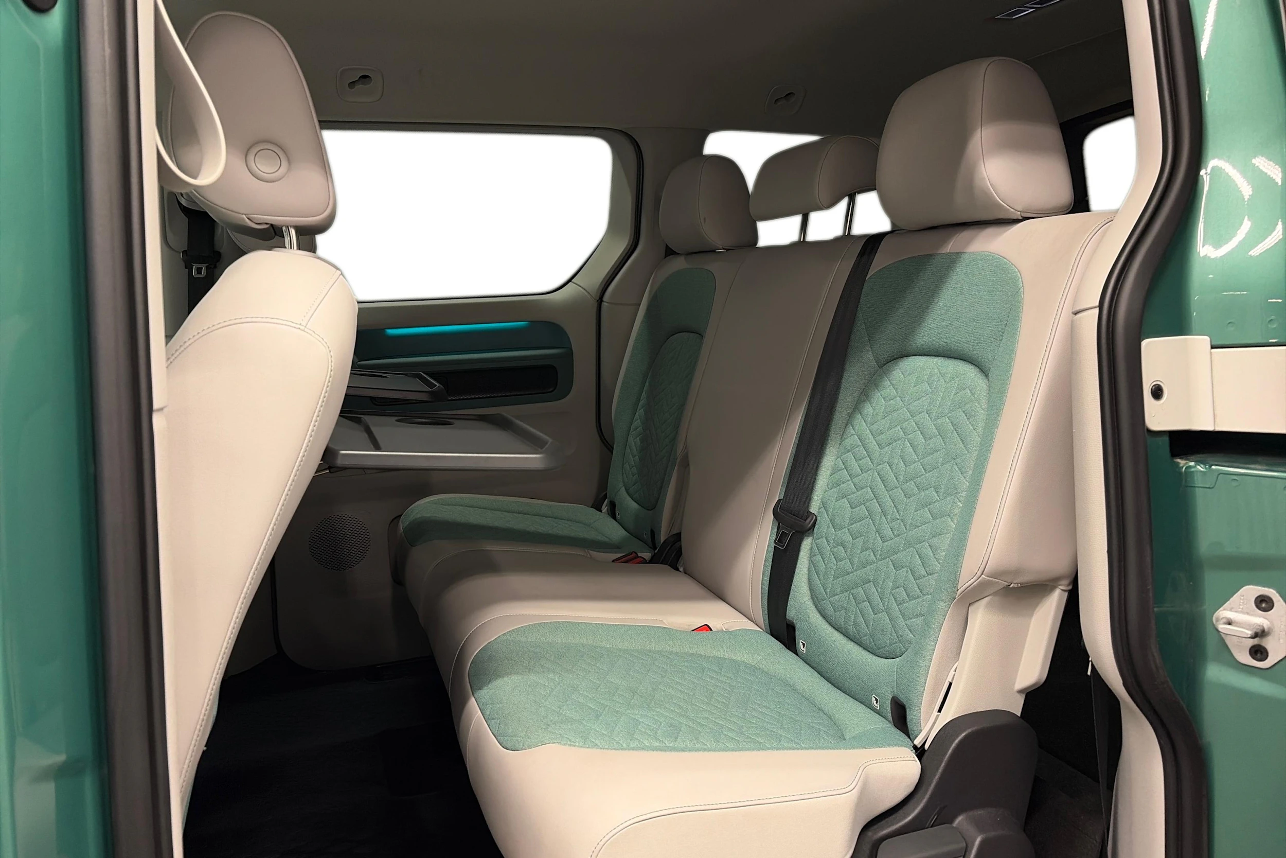 valkoinen Volkswagen ID. Buzz 2023 kuva 8.