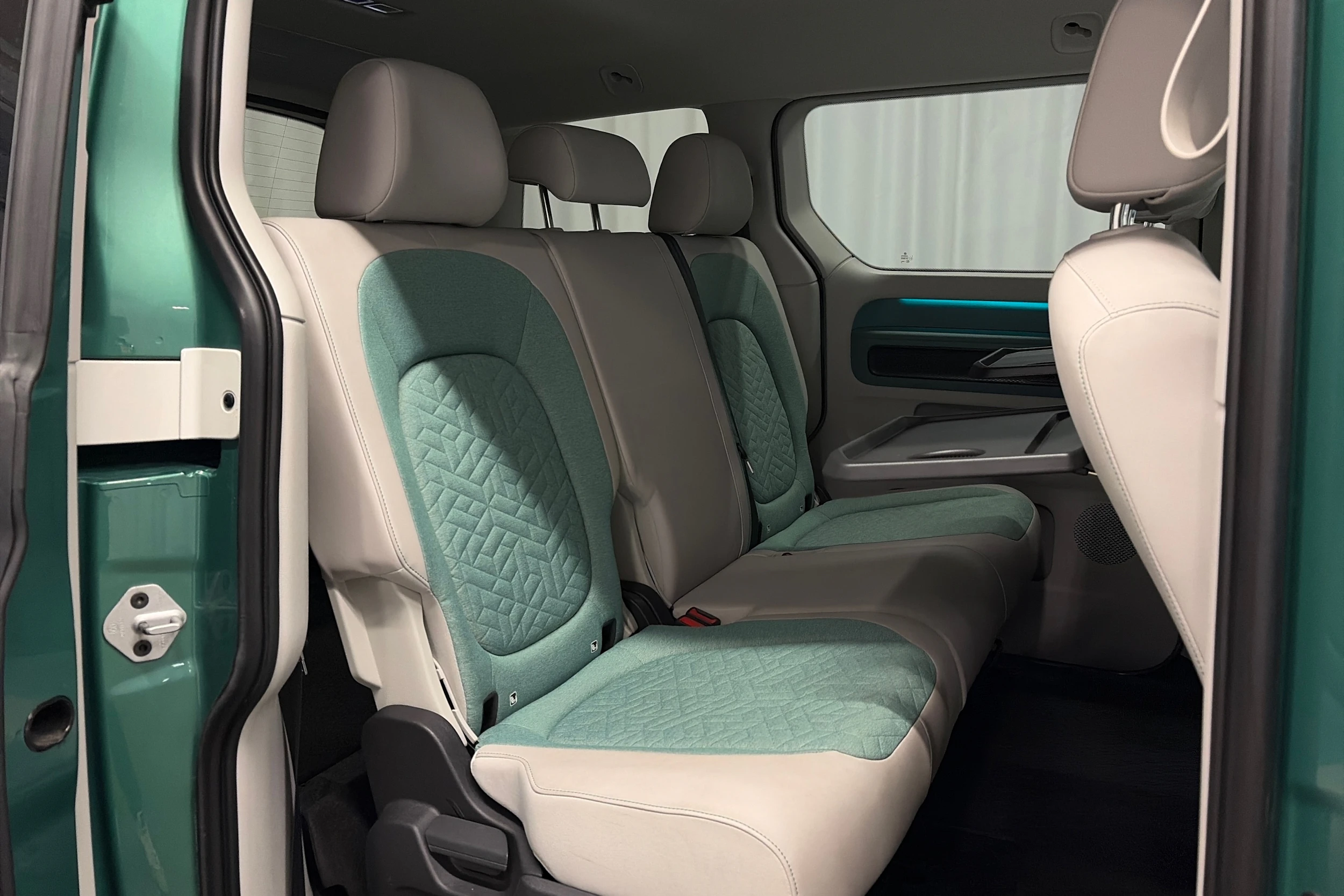 valkoinen Volkswagen ID. Buzz 2023 kuva 22.