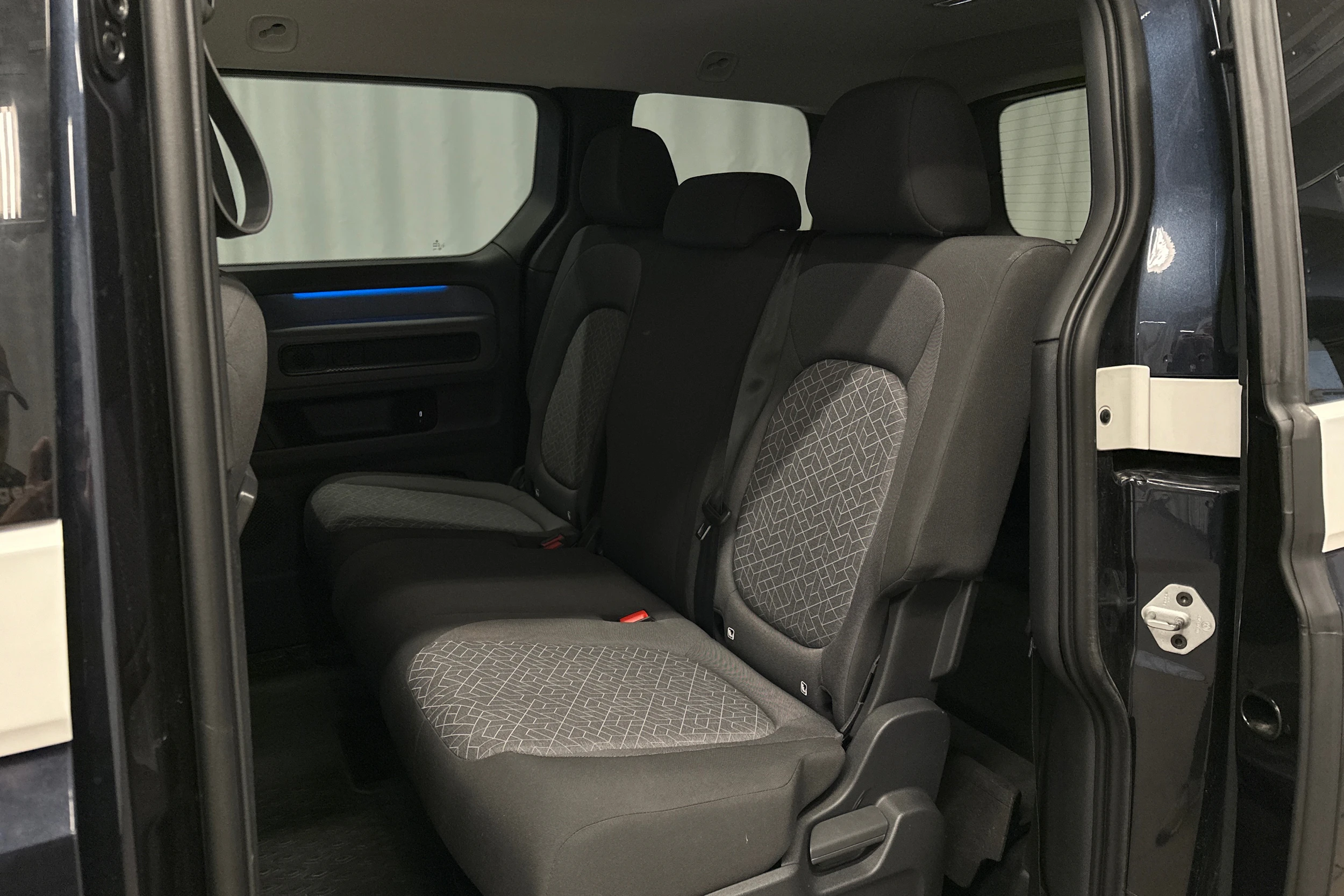 valkoinen Volkswagen ID. Buzz 2023 kuva 13.