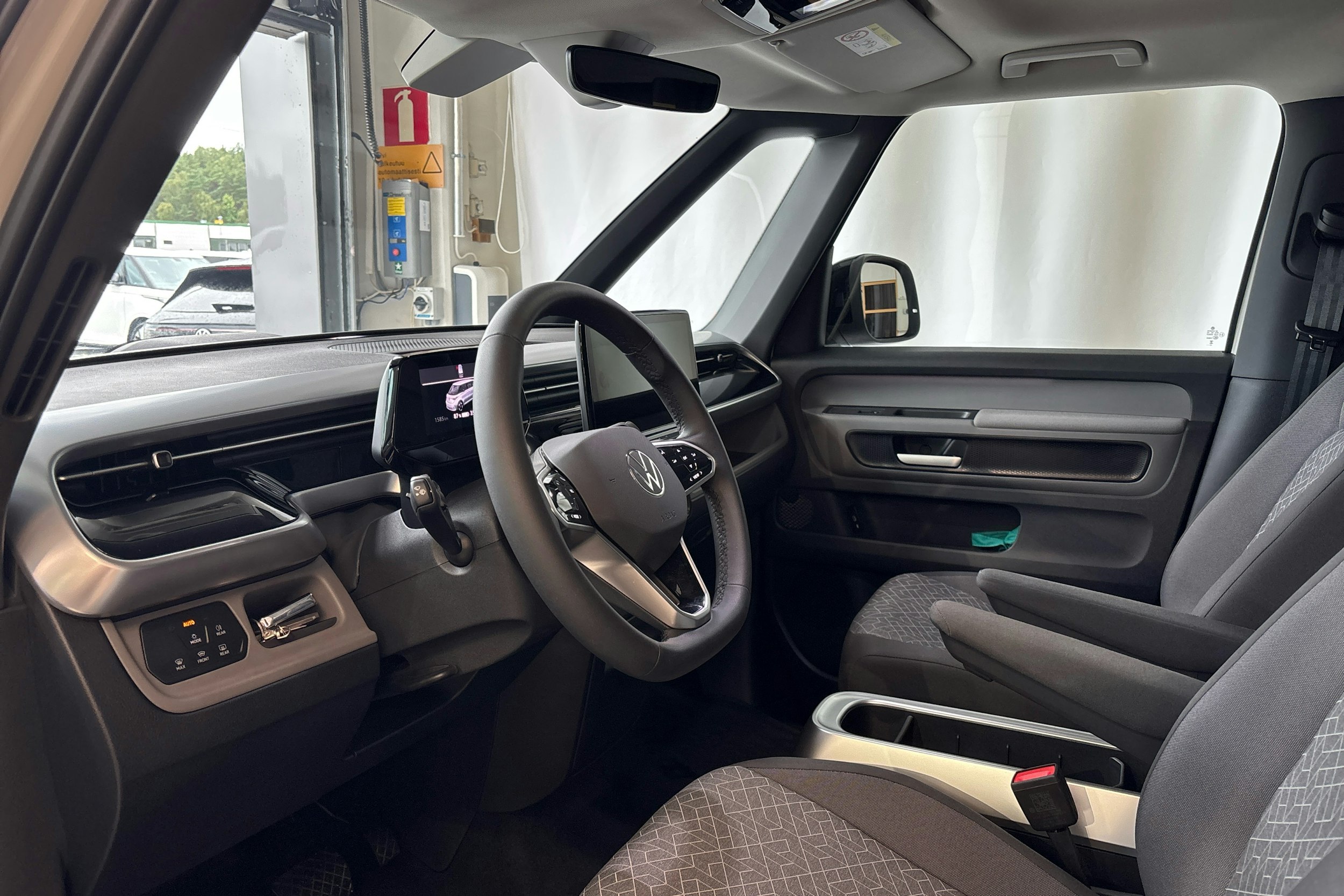 Valkoinen Volkswagen ID. Buzz 2024 kuva 6.