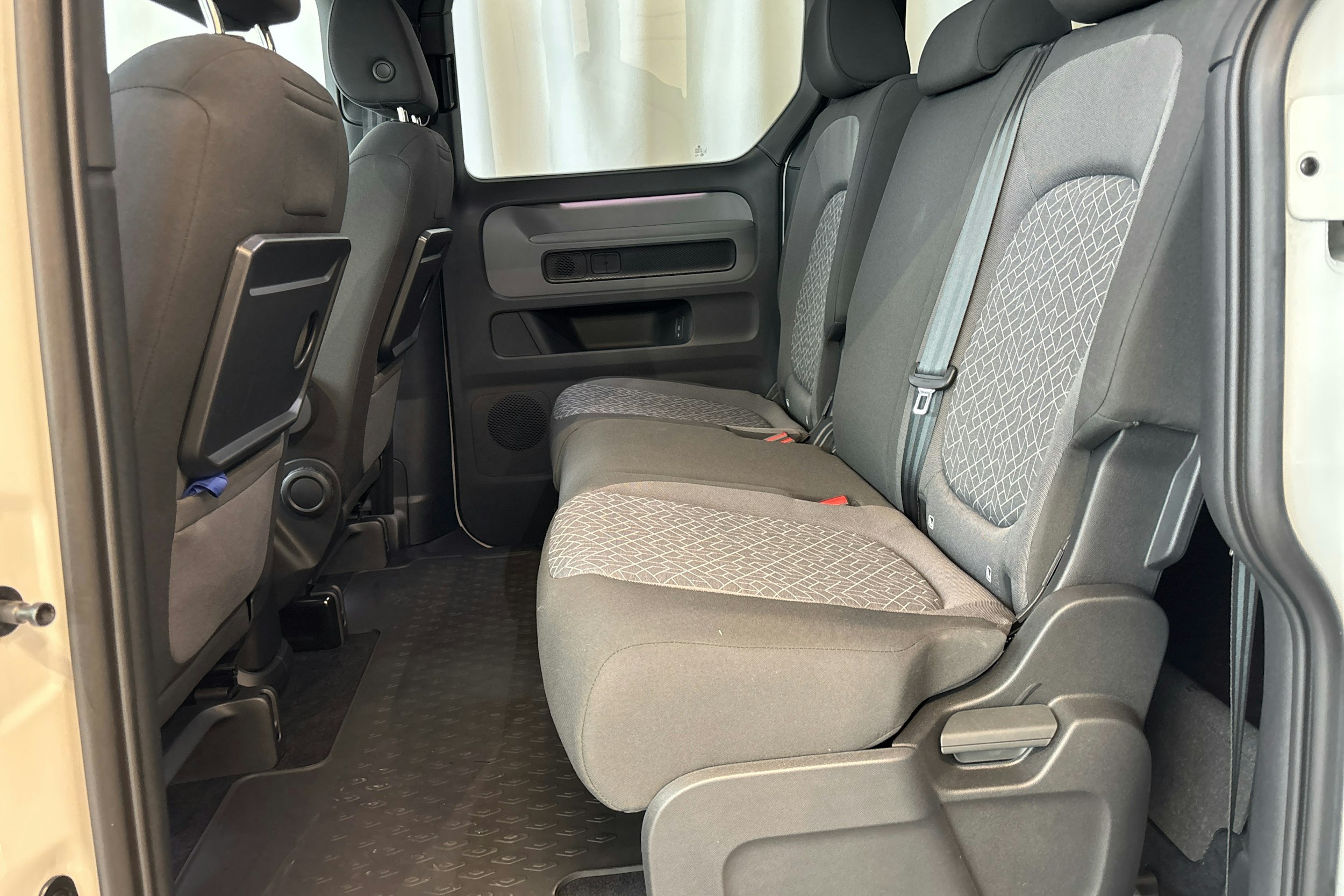 Valkoinen Volkswagen ID. Buzz 2024 kuva 8.