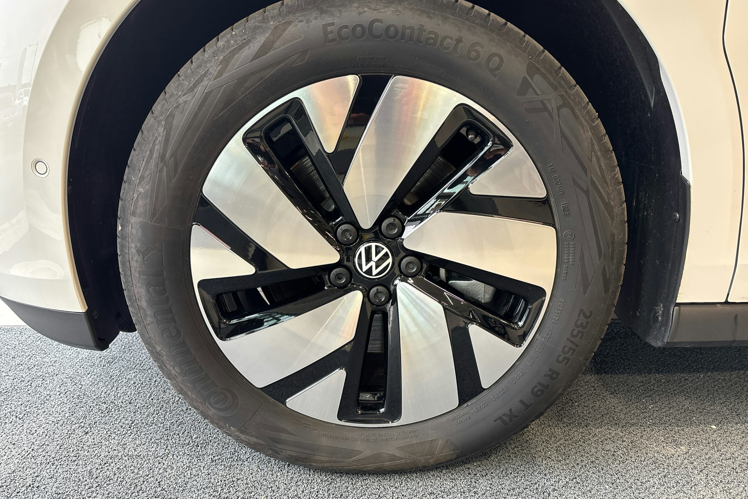 Valkoinen Volkswagen ID. Buzz 2024 kuva 9.