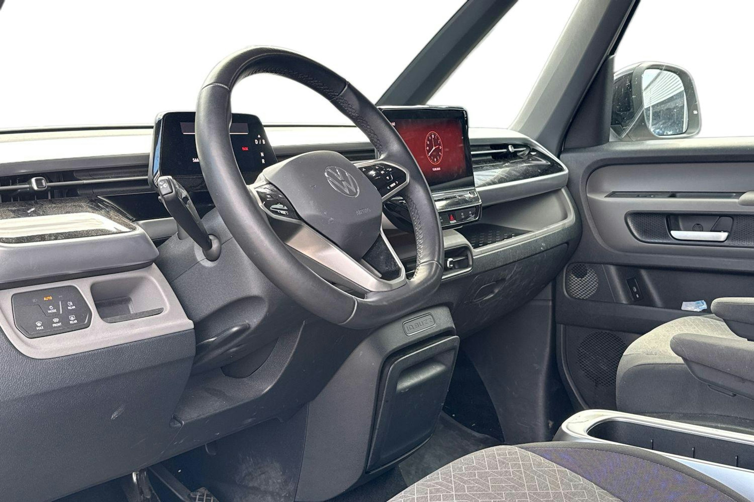 valkoinen Volkswagen ID. Buzz 2023 kuva 3.