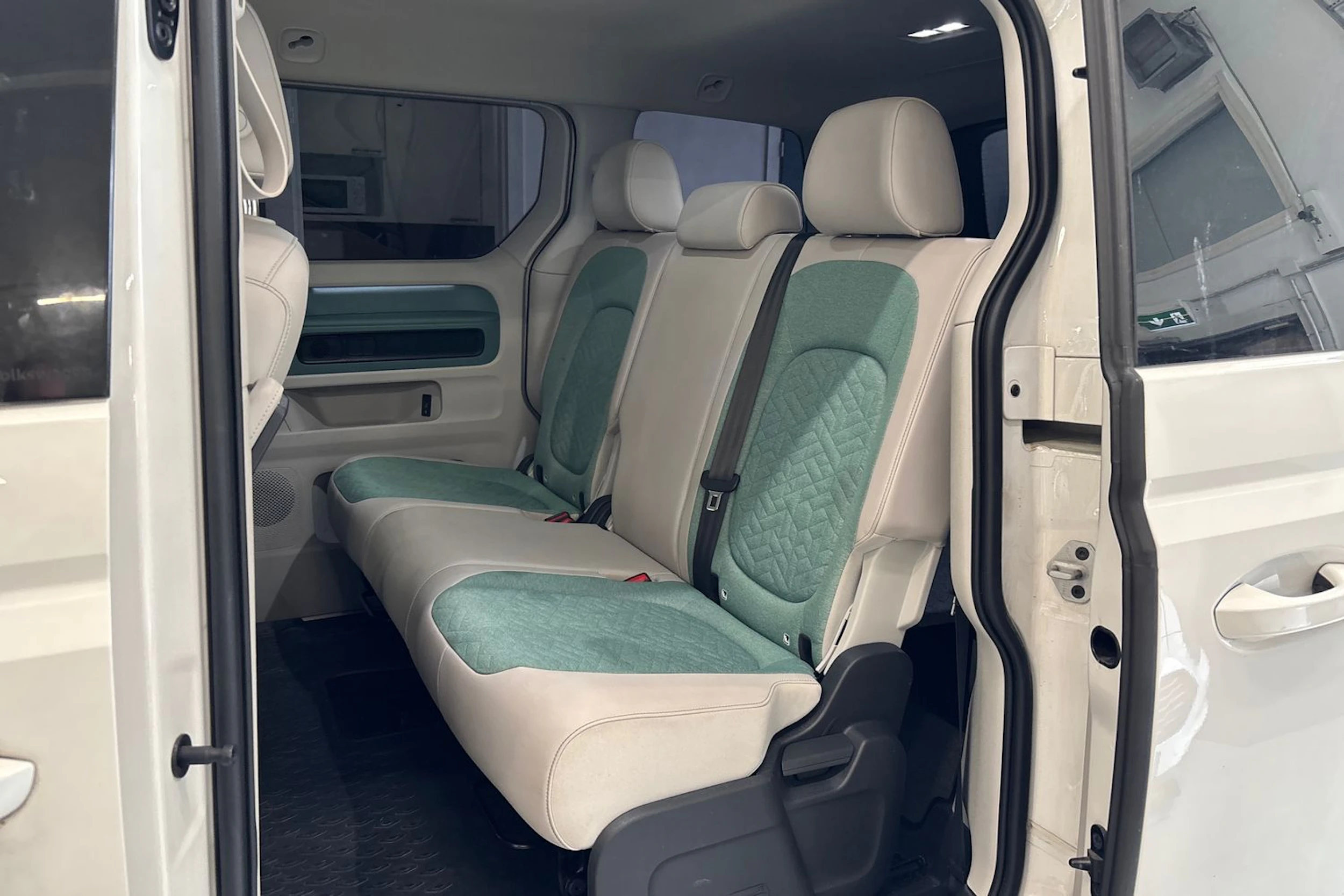 valkoinen Volkswagen ID. Buzz 2023 kuva 4.