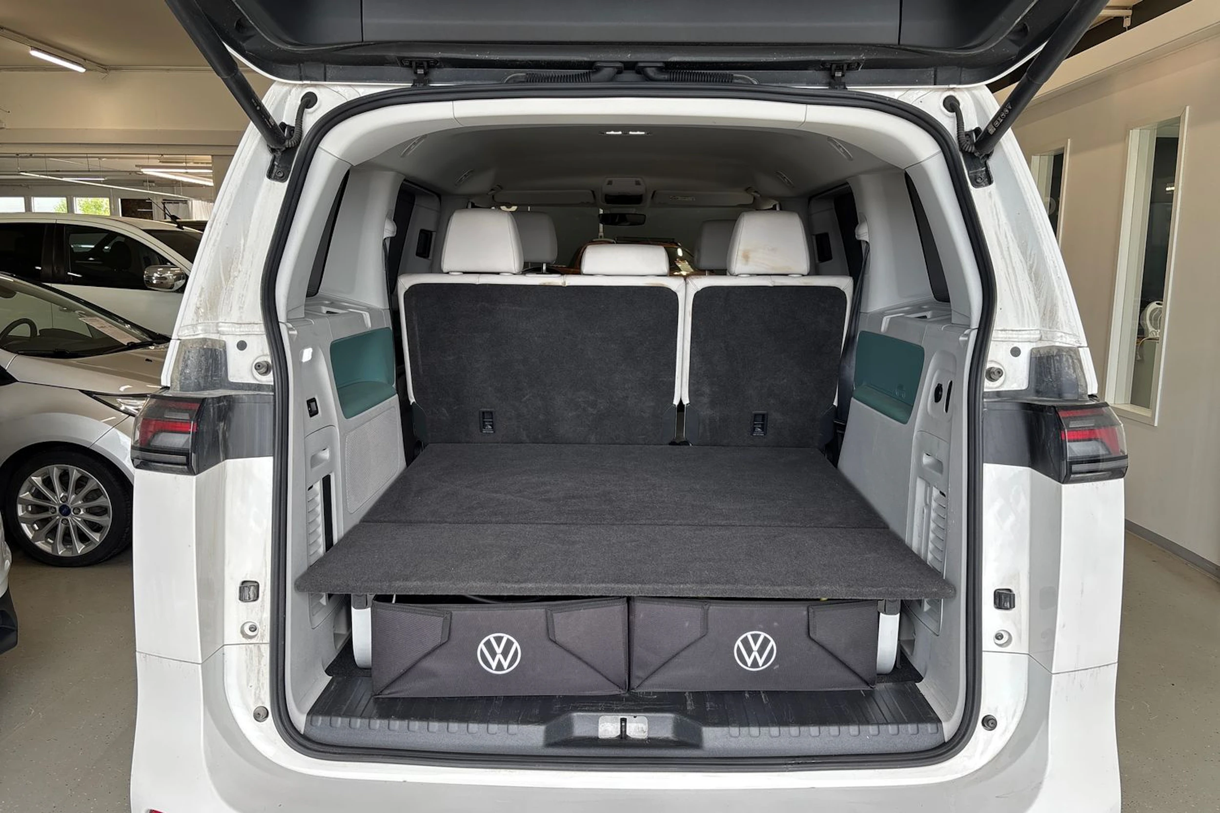 valkoinen Volkswagen ID. Buzz 2023 kuva 5.