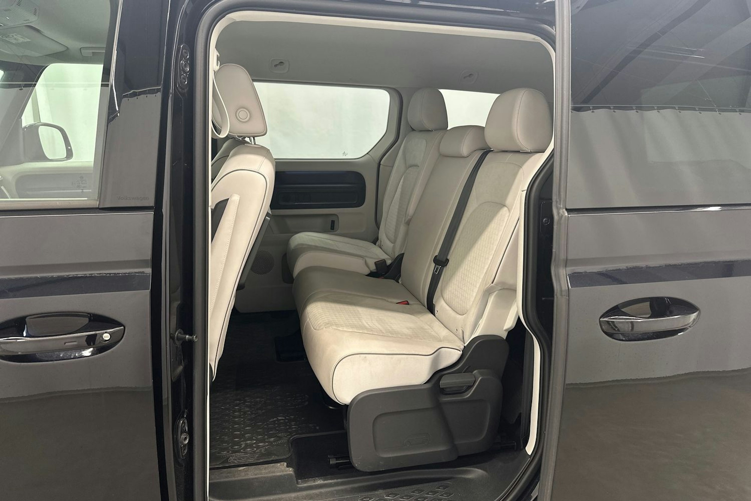 musta Volkswagen ID. Buzz 2024 kuva 26.