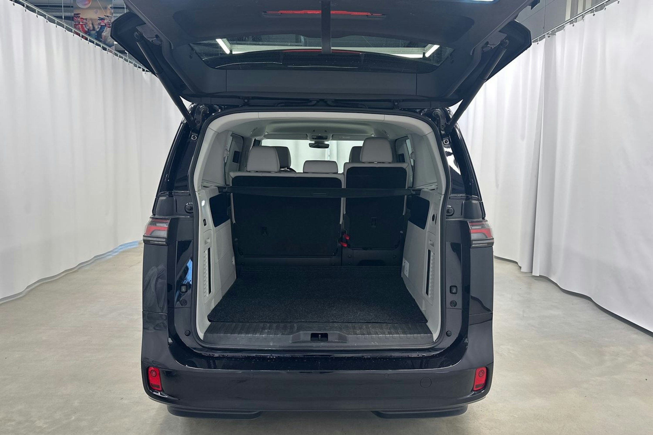 musta Volkswagen ID. Buzz 2024 kuva 28.