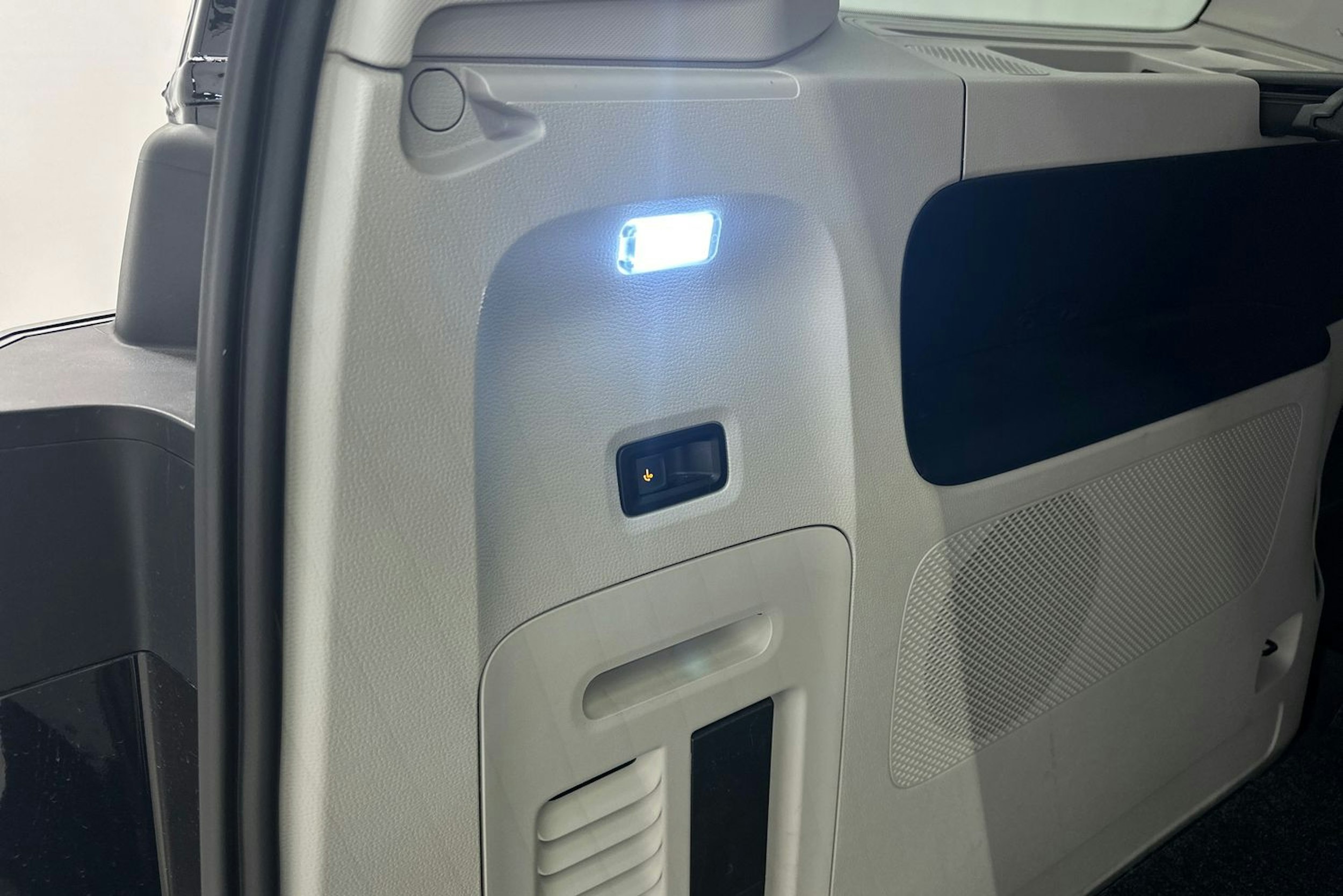 musta Volkswagen ID. Buzz 2024 kuva 29.