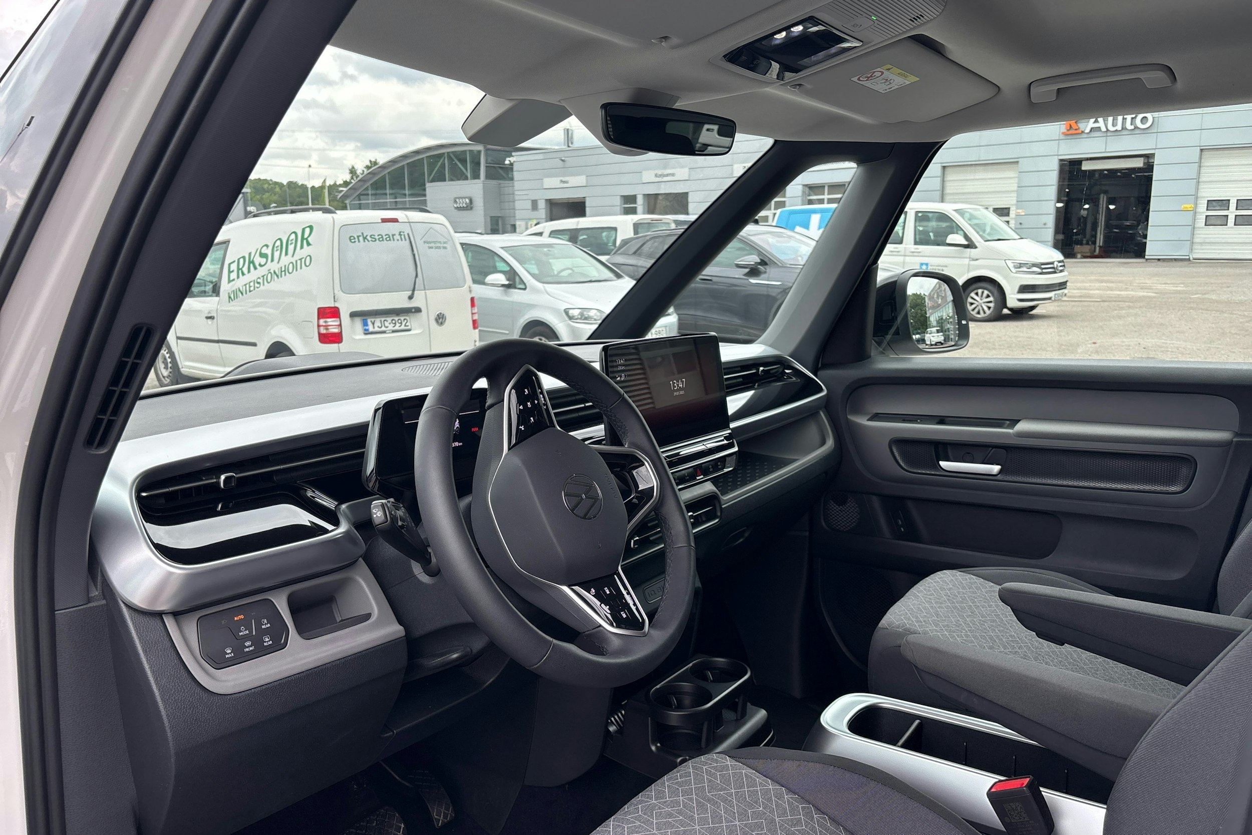 valkoinen Volkswagen ID. Buzz 2023 kuva 6.