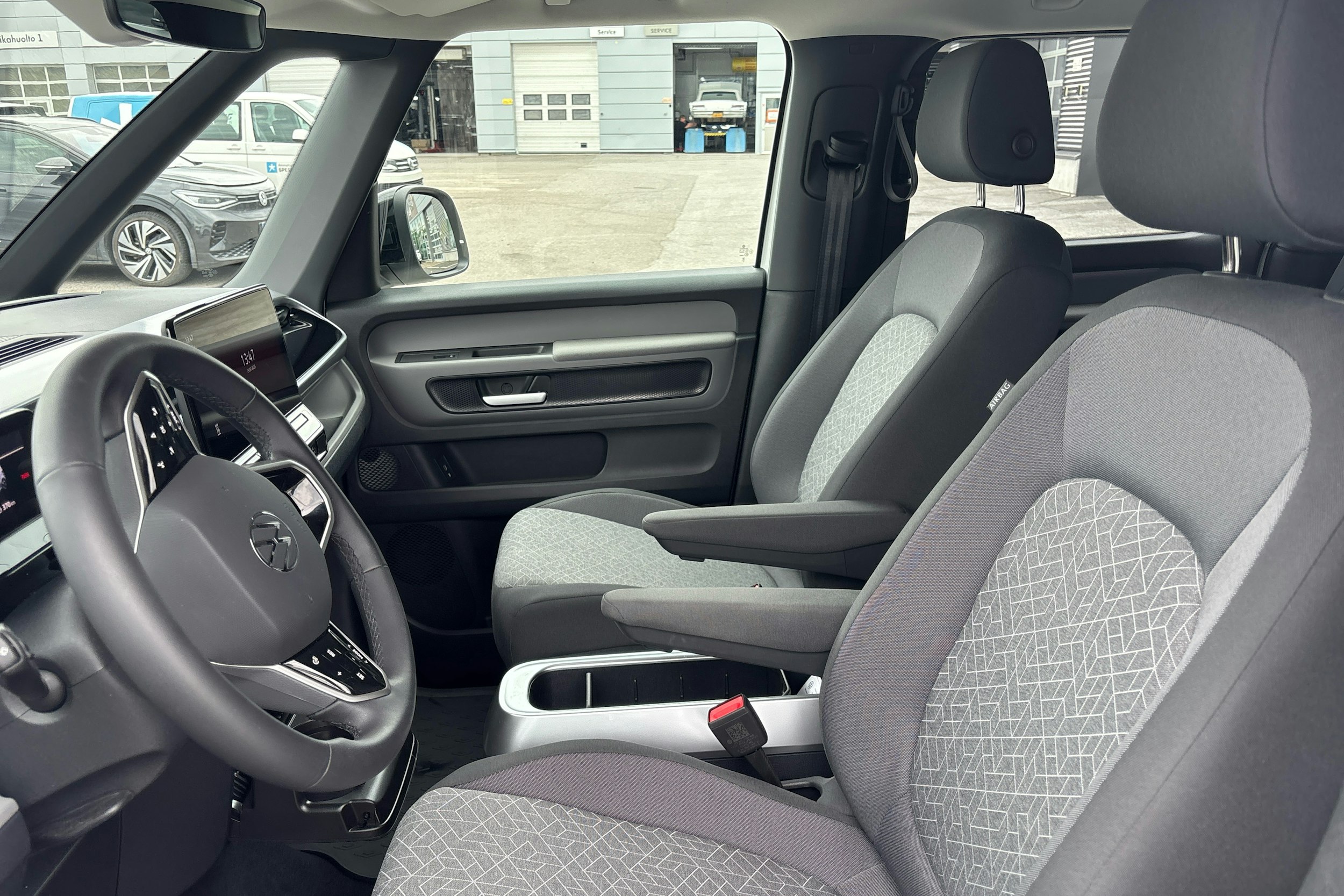valkoinen Volkswagen ID. Buzz 2023 kuva 7.