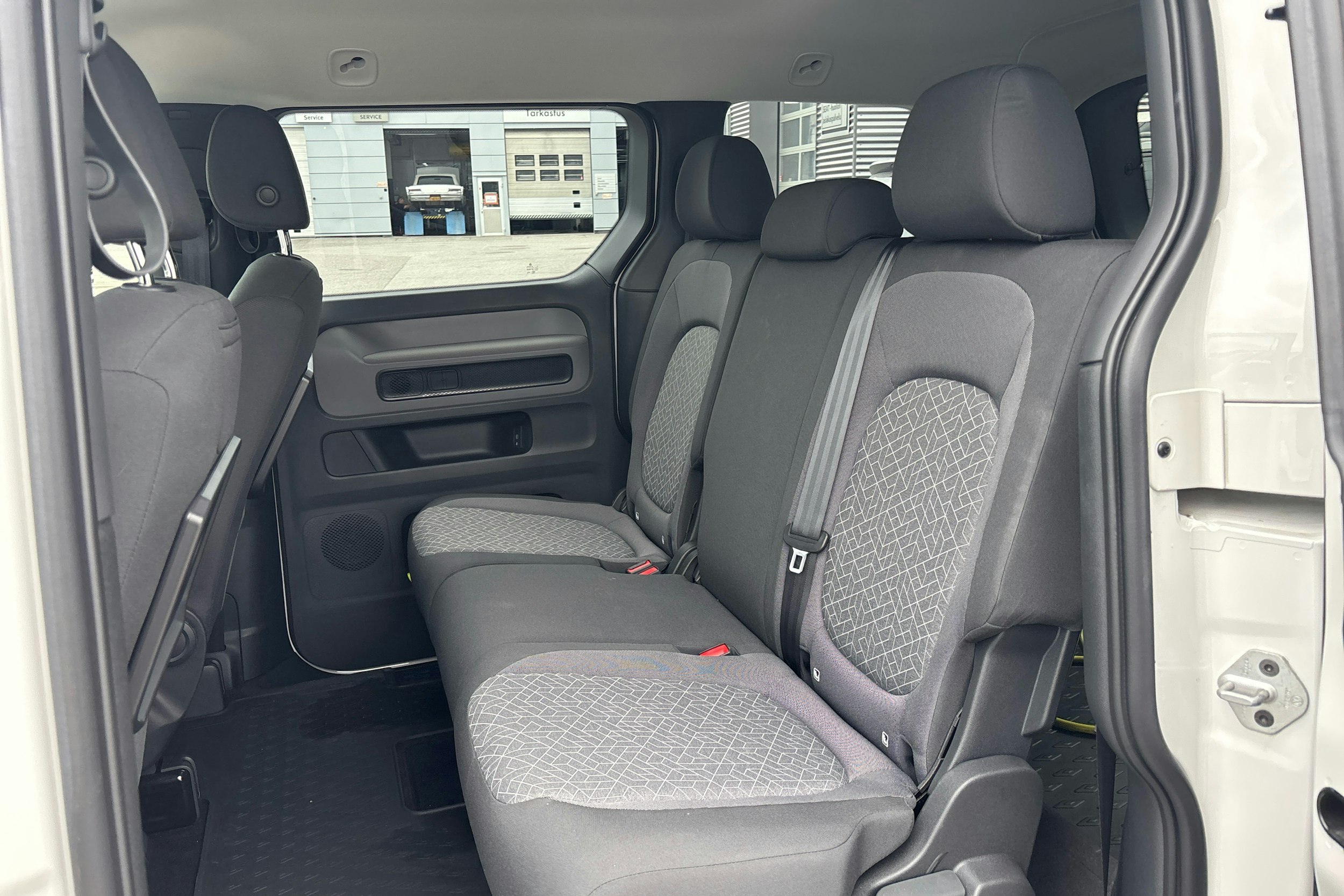 valkoinen Volkswagen ID. Buzz 2023 kuva 8.