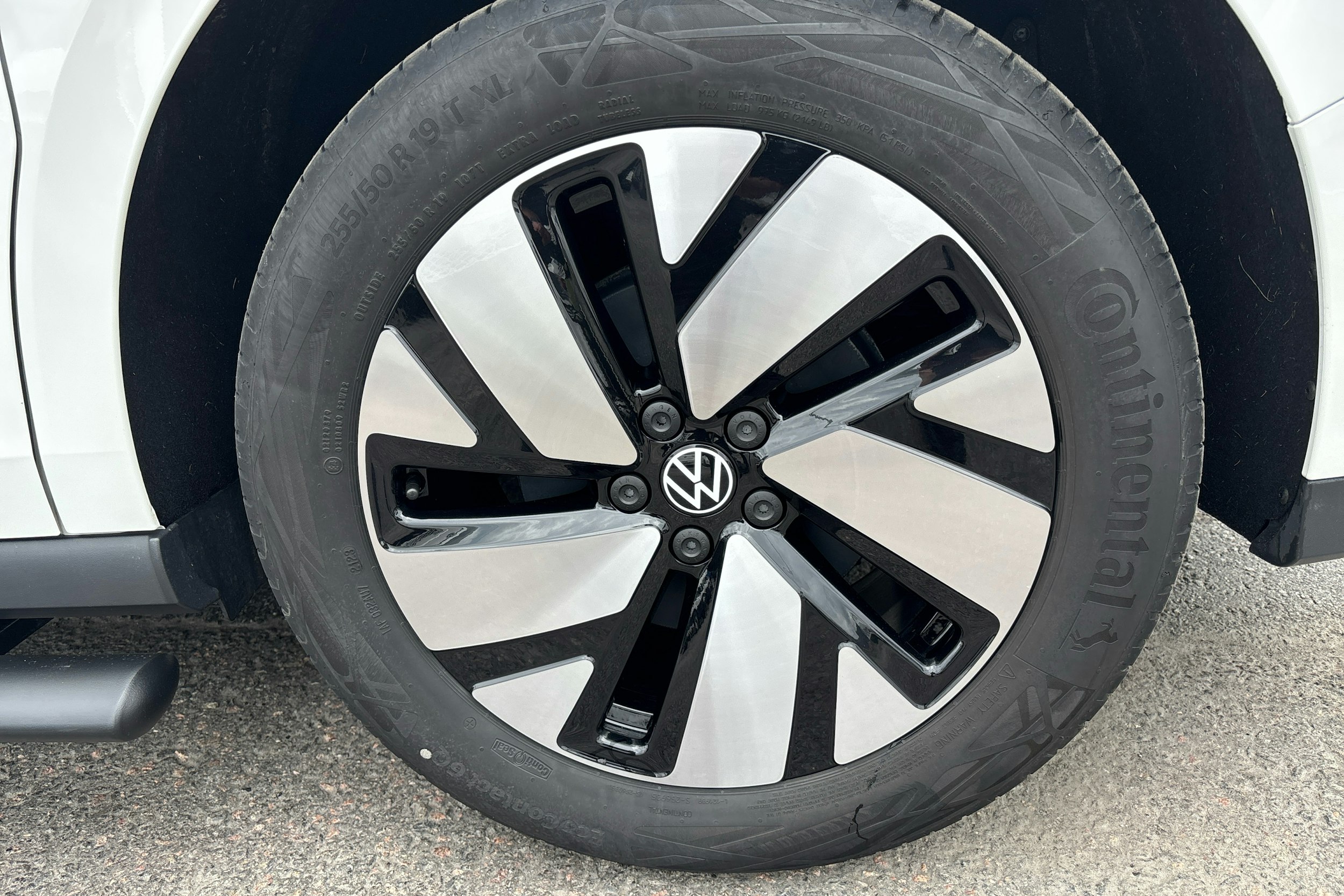 valkoinen Volkswagen ID. Buzz 2023 kuva 9.