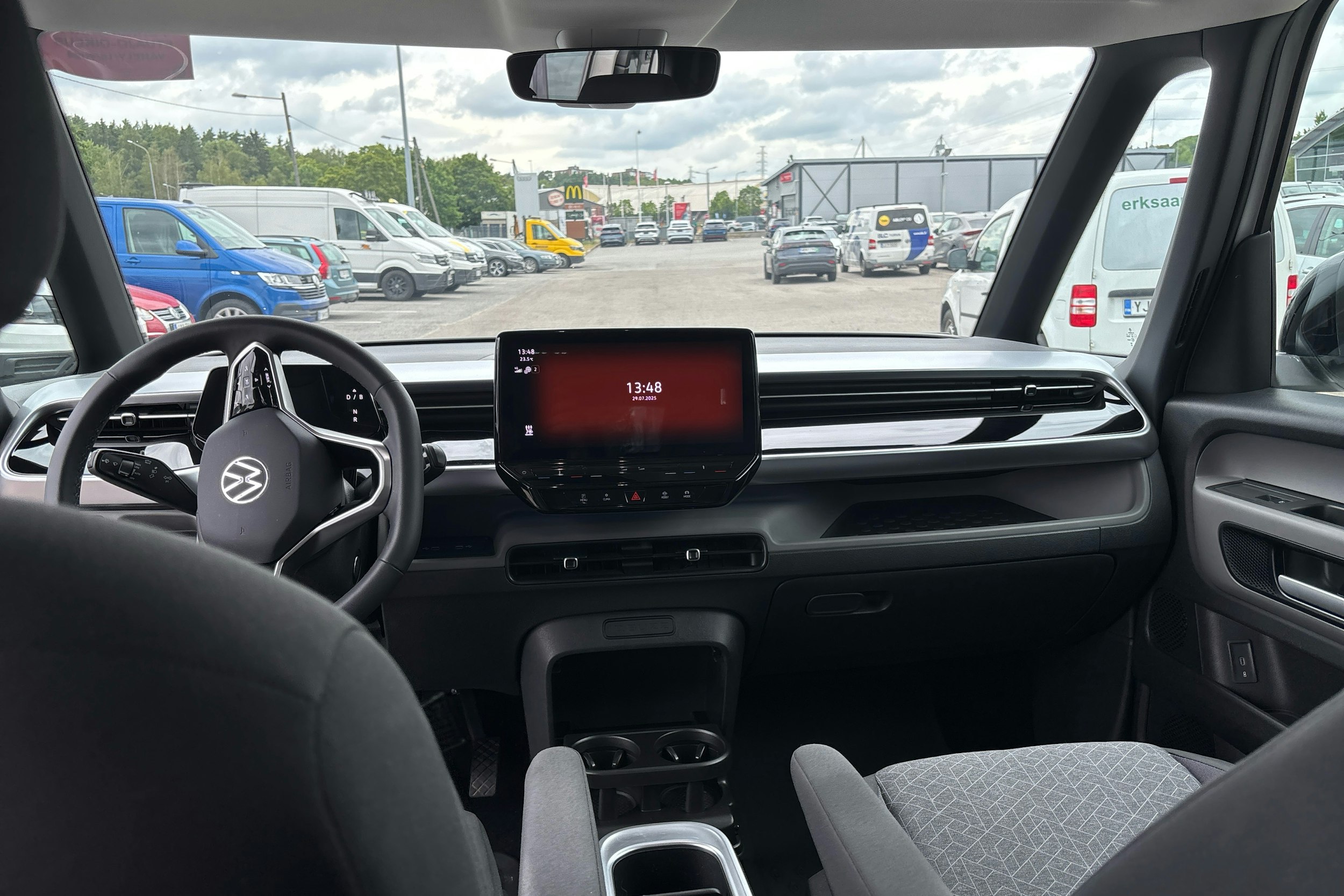 valkoinen Volkswagen ID. Buzz 2023 kuva 11.