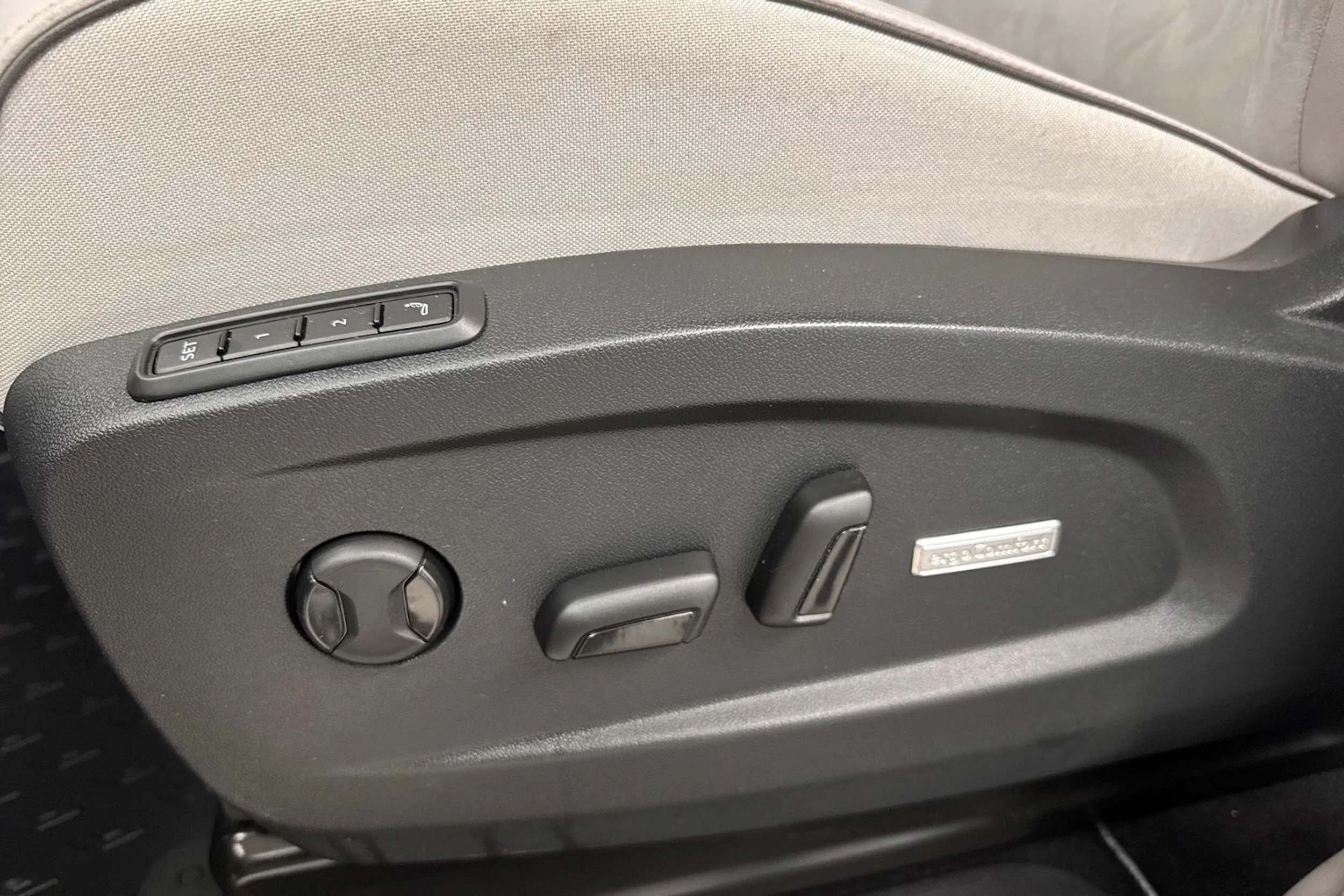 valkoinen Volkswagen ID. Buzz 2024 kuva 32.