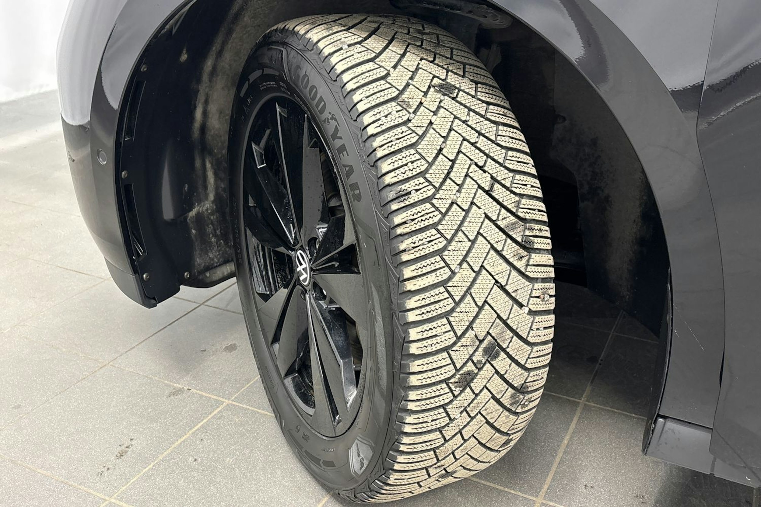 met. musta Volkswagen ID. Buzz 2024 kuva 13.