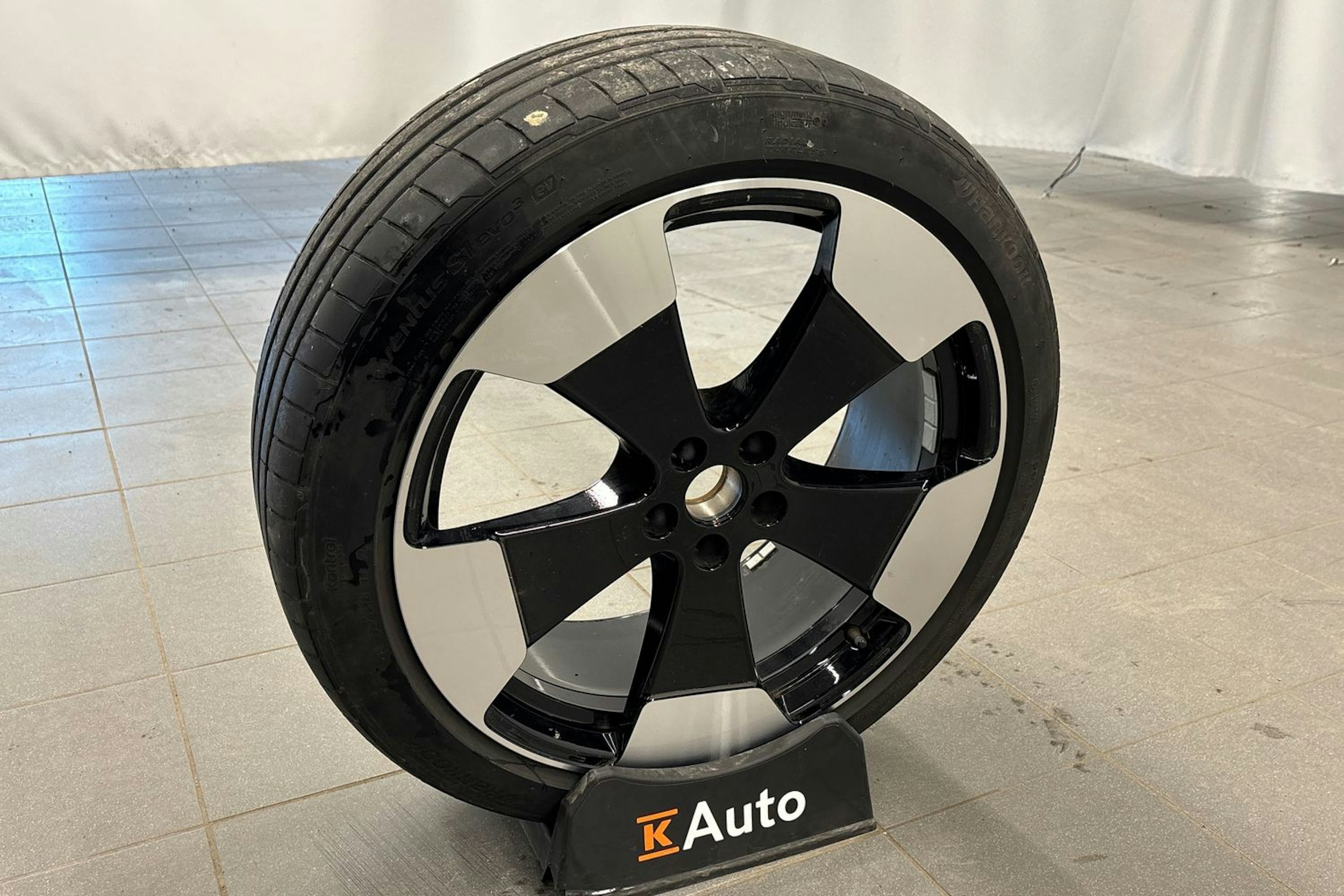 met. musta Volkswagen ID. Buzz 2024 kuva 14.