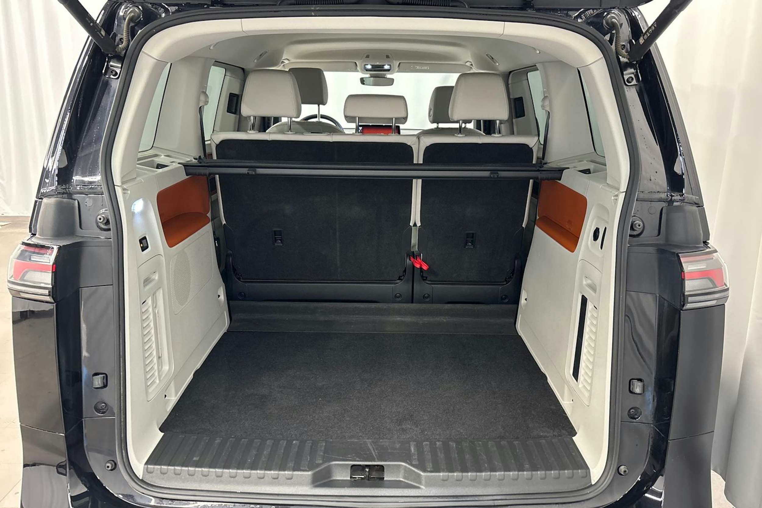 met. musta Volkswagen ID. Buzz 2024 kuva 16.