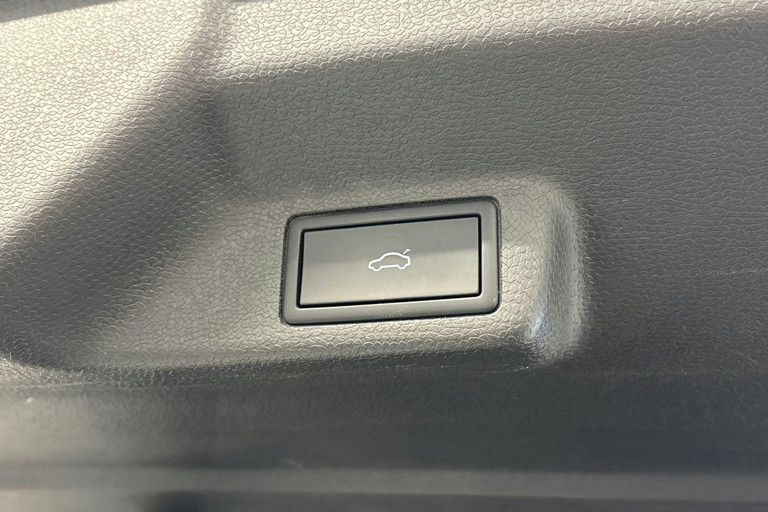 met. musta Volkswagen ID. Buzz 2024 kuva 18.