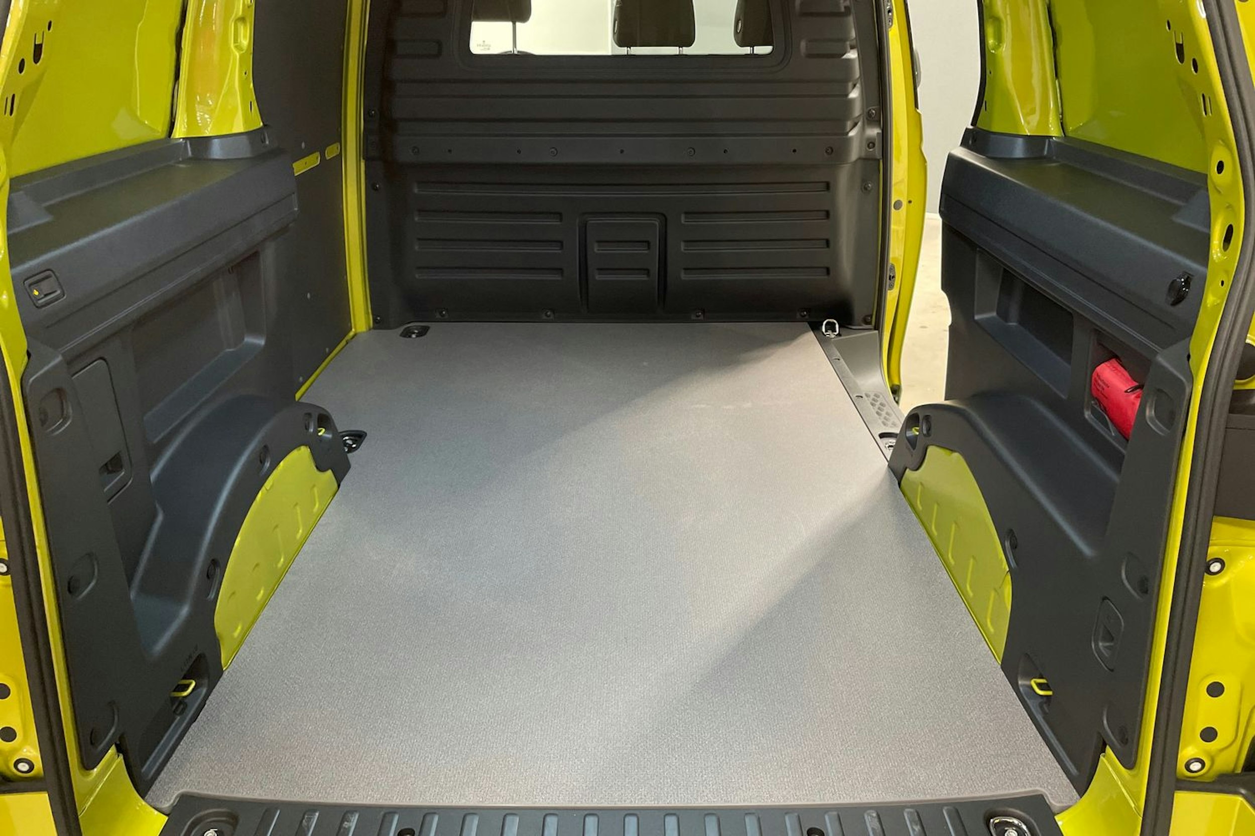keltainen Volkswagen ID. Buzz Cargo 2024 kuva 13.