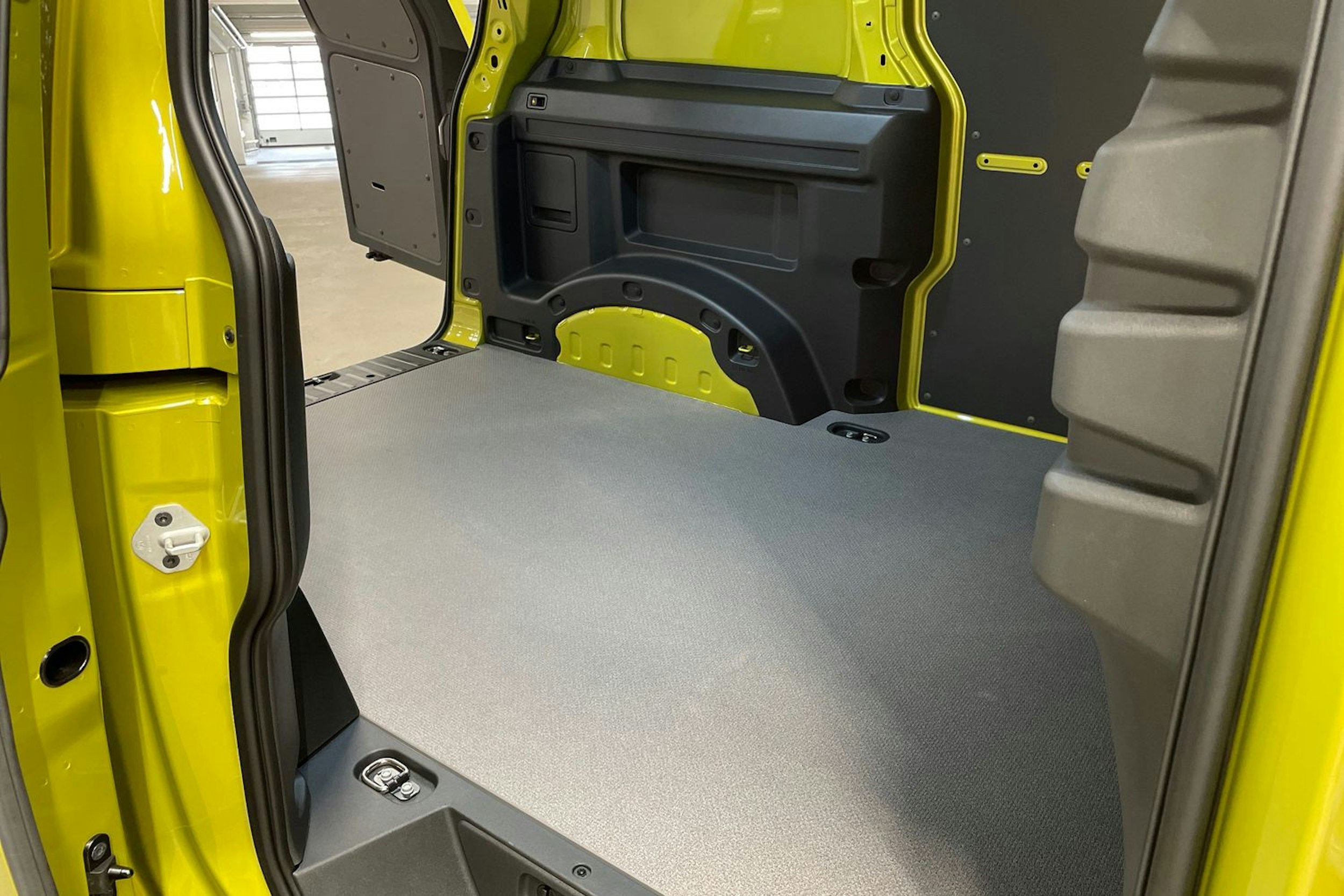 keltainen Volkswagen ID. Buzz Cargo 2024 kuva 14.