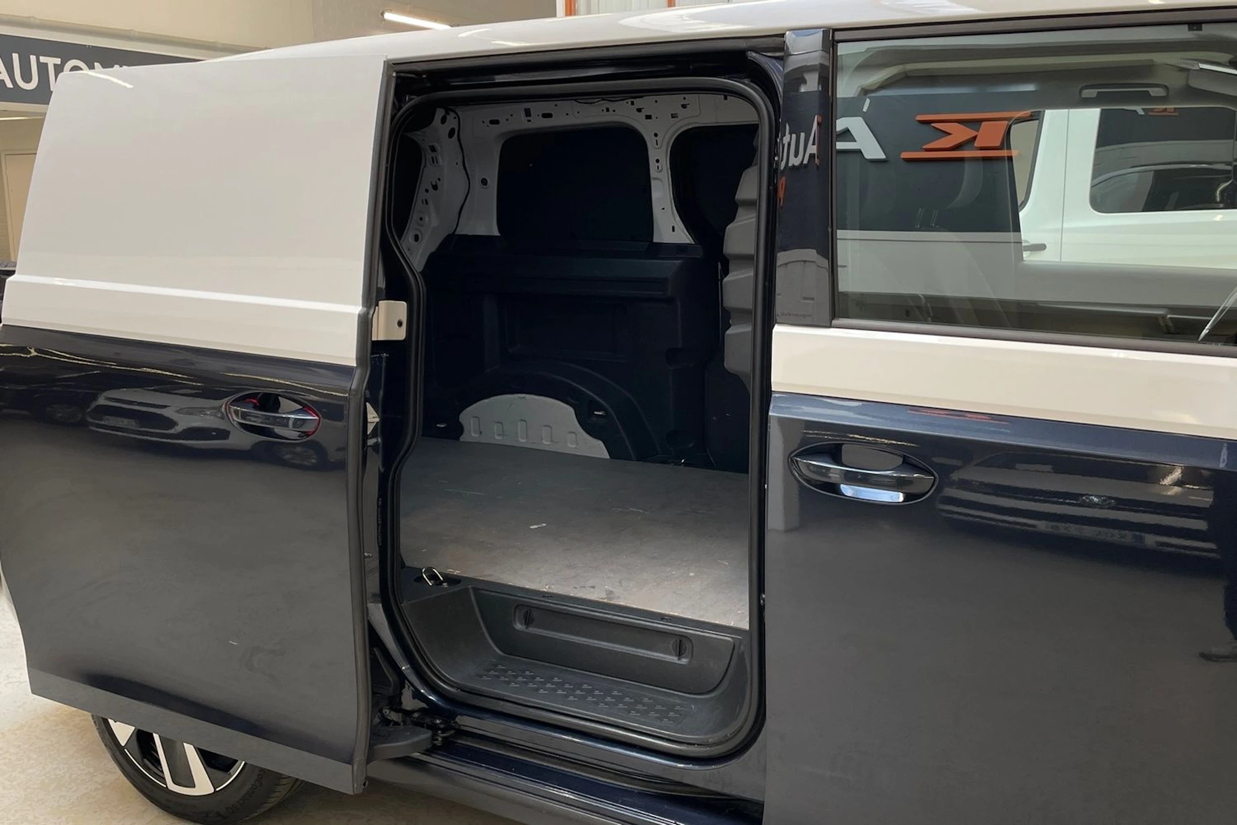 valkoinen Volkswagen ID. Buzz Cargo 2024 kuva 10.