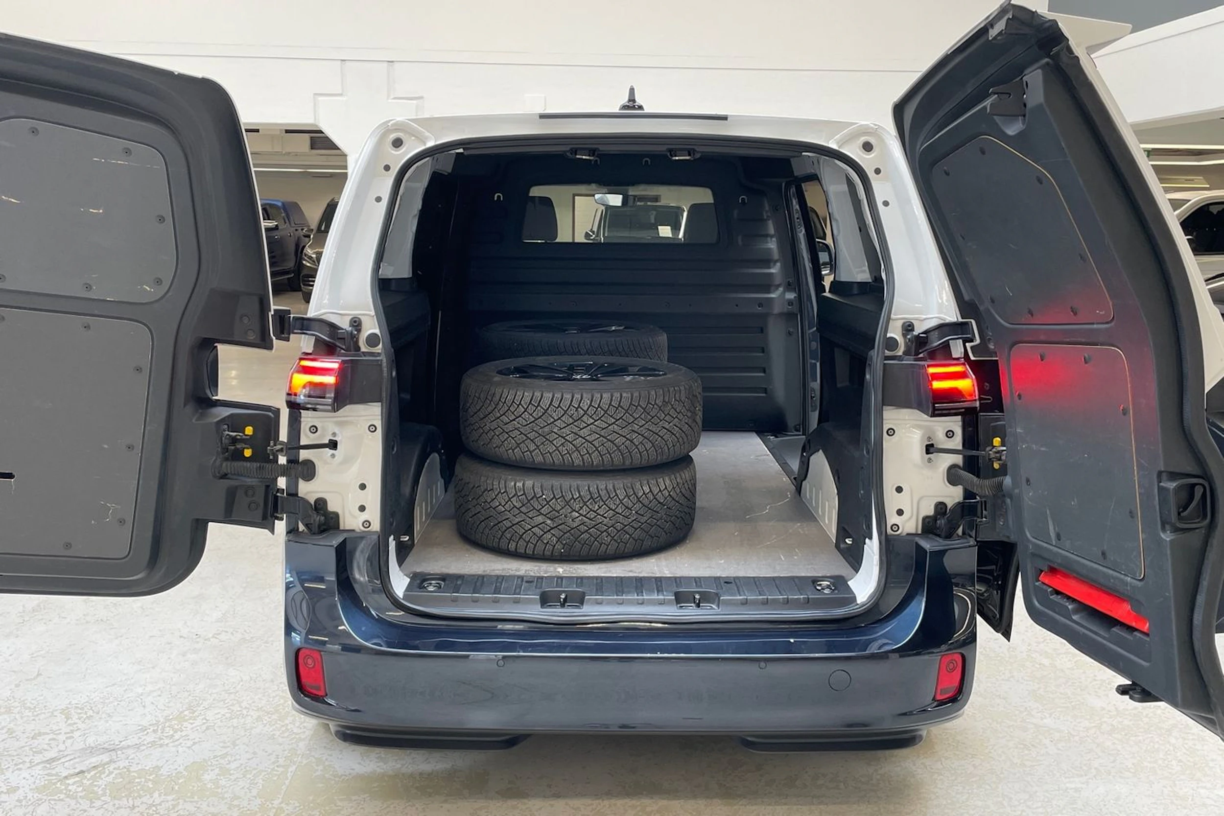 valkoinen Volkswagen ID. Buzz Cargo 2024 kuva 11.