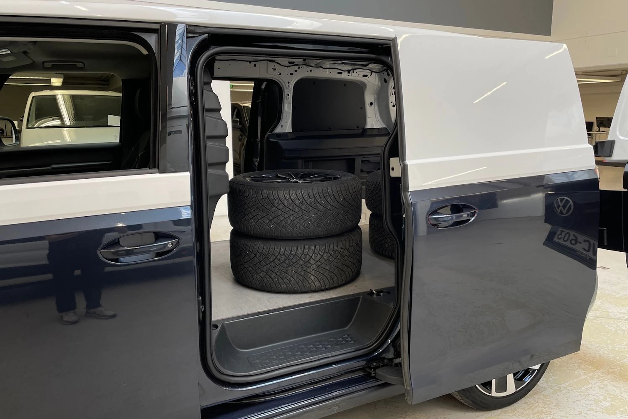 valkoinen Volkswagen ID. Buzz Cargo 2024 kuva 12.
