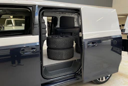 valkoinen Volkswagen ID. Buzz Cargo 2024 kuva 12.