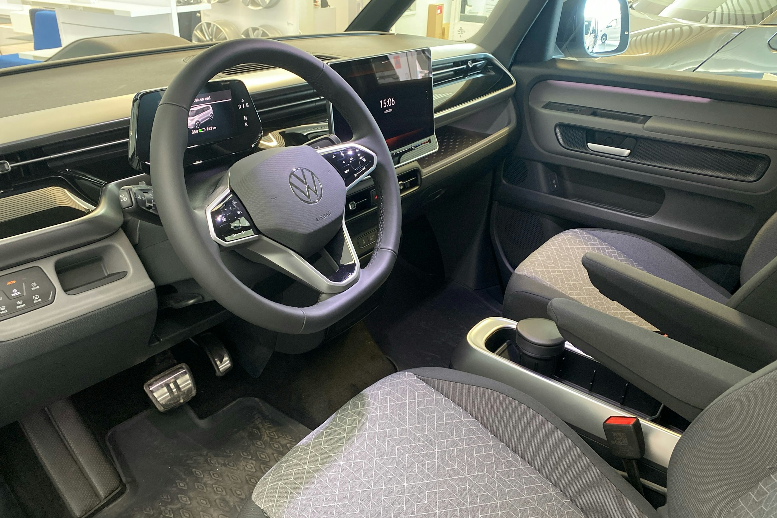 valkoinen Volkswagen ID. Buzz 2024 kuva 6.