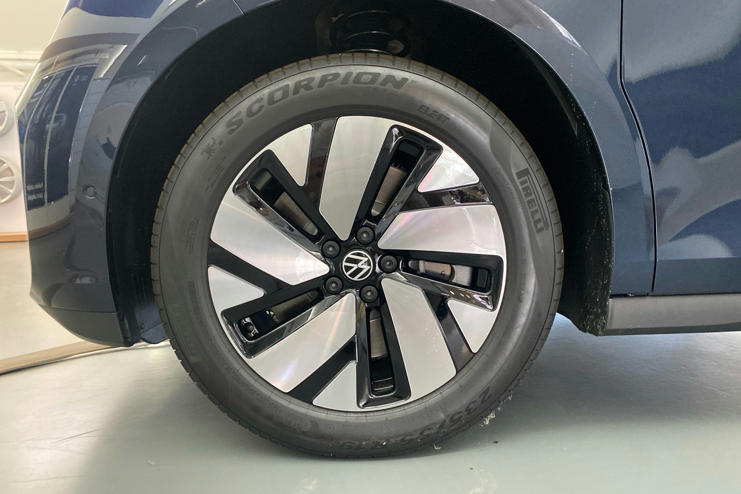 valkoinen Volkswagen ID. Buzz 2024 kuva 9.