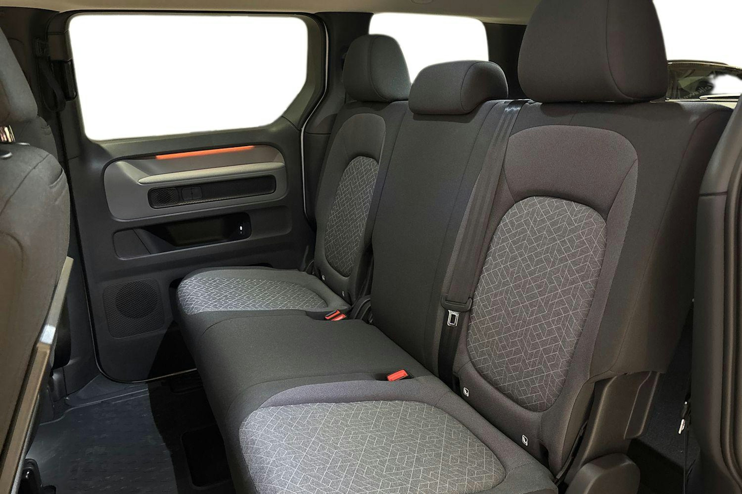 Valkoinen Volkswagen ID. Buzz 2024 kuva 11.