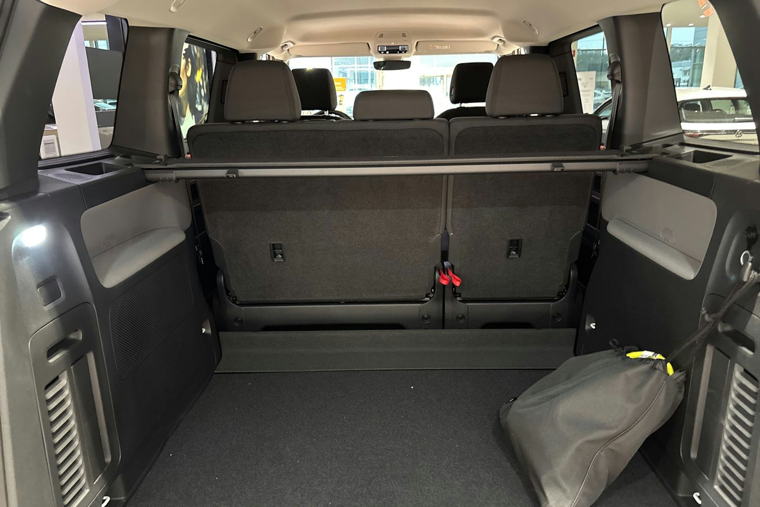 Valkoinen Volkswagen ID. Buzz 2024 kuva 13.