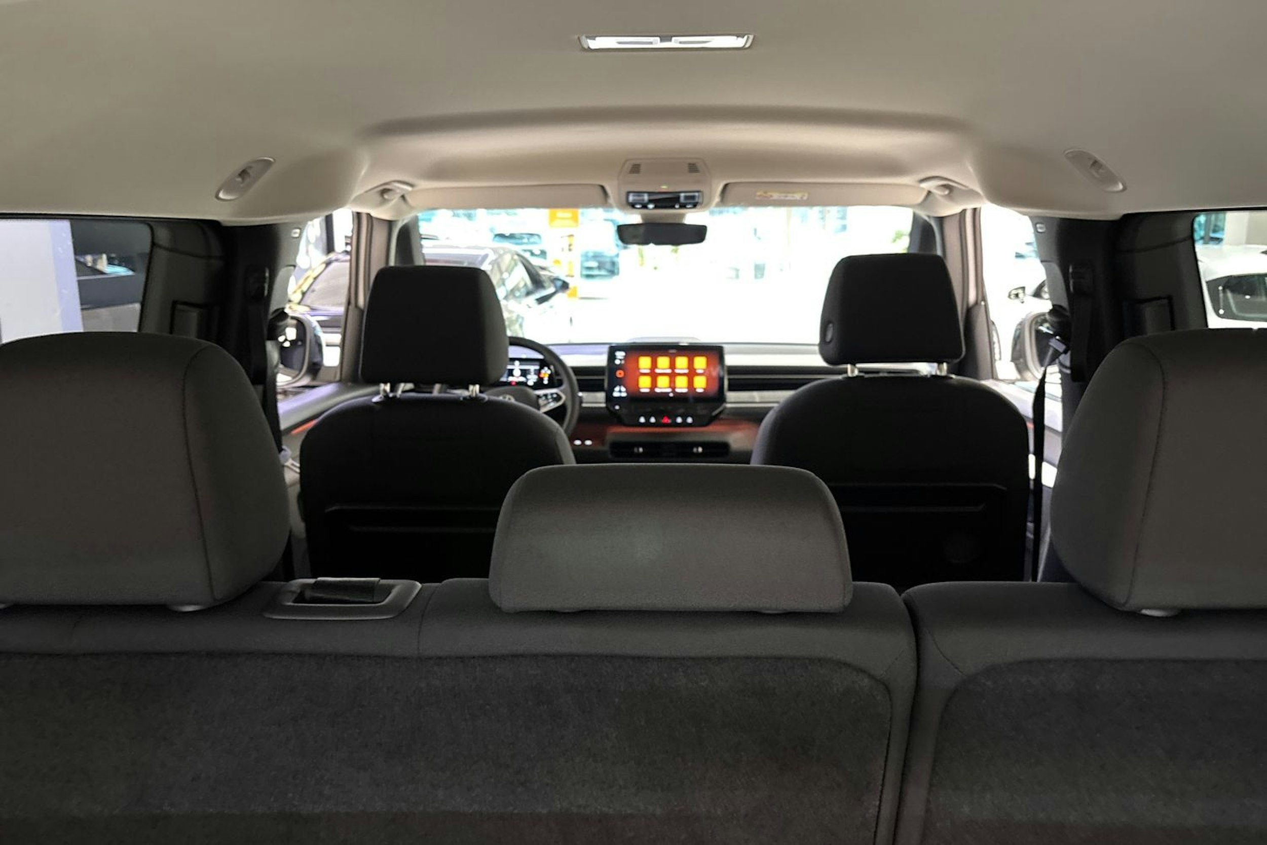 Valkoinen Volkswagen ID. Buzz 2024 kuva 14.