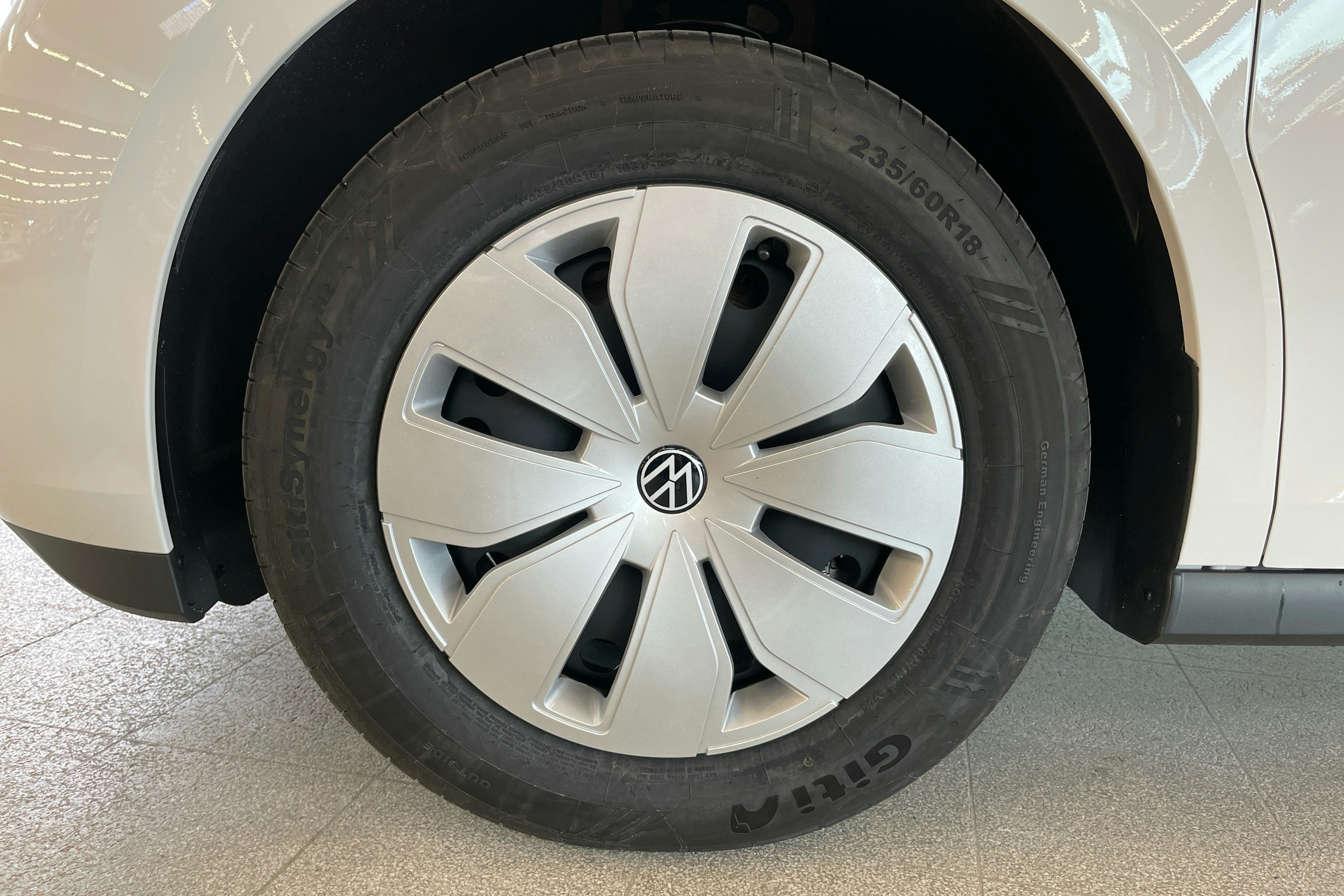 valkoinen Volkswagen ID. Buzz 2024 kuva 9.