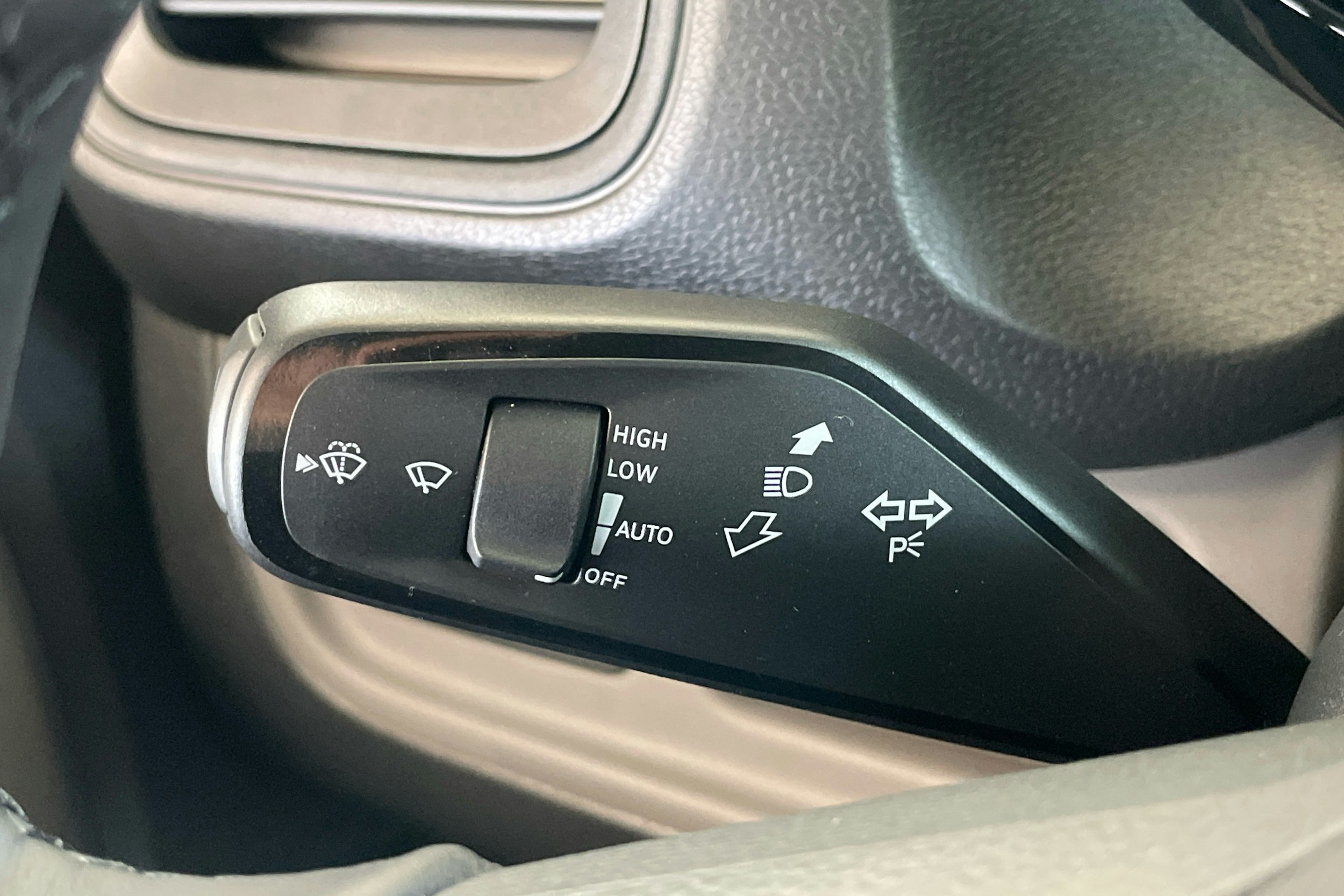 valkoinen Volkswagen ID. Buzz 2024 kuva 15.