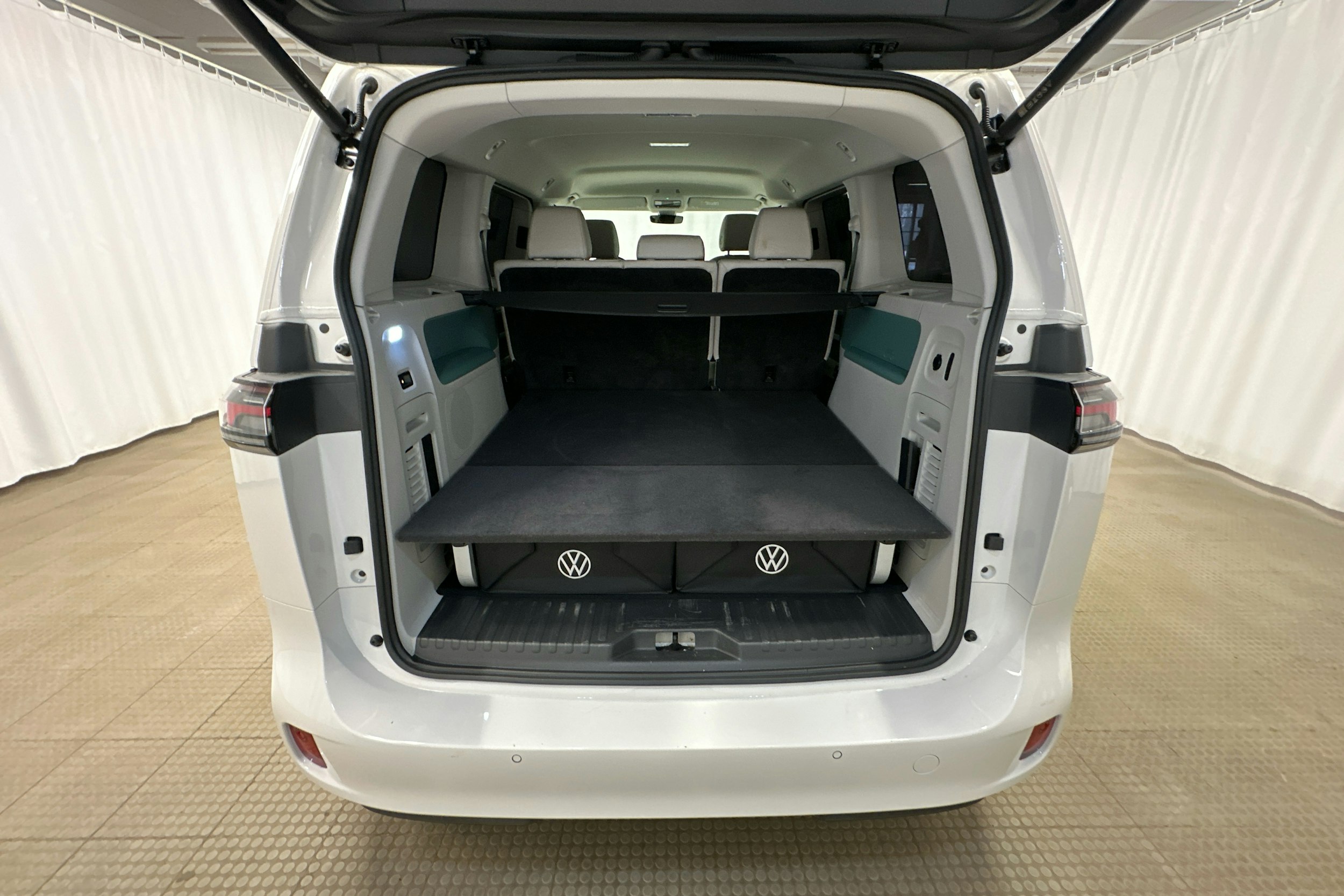 valkoinen Volkswagen ID. Buzz 2024 kuva 27.