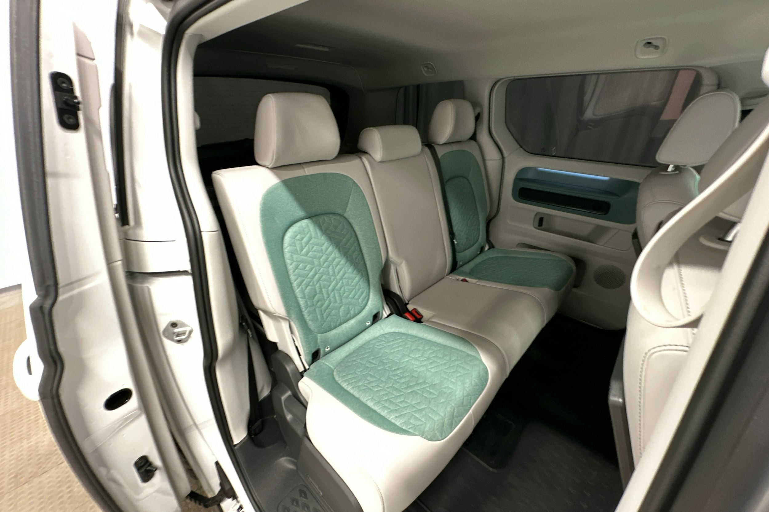 valkoinen Volkswagen ID. Buzz 2024 kuva 30.
