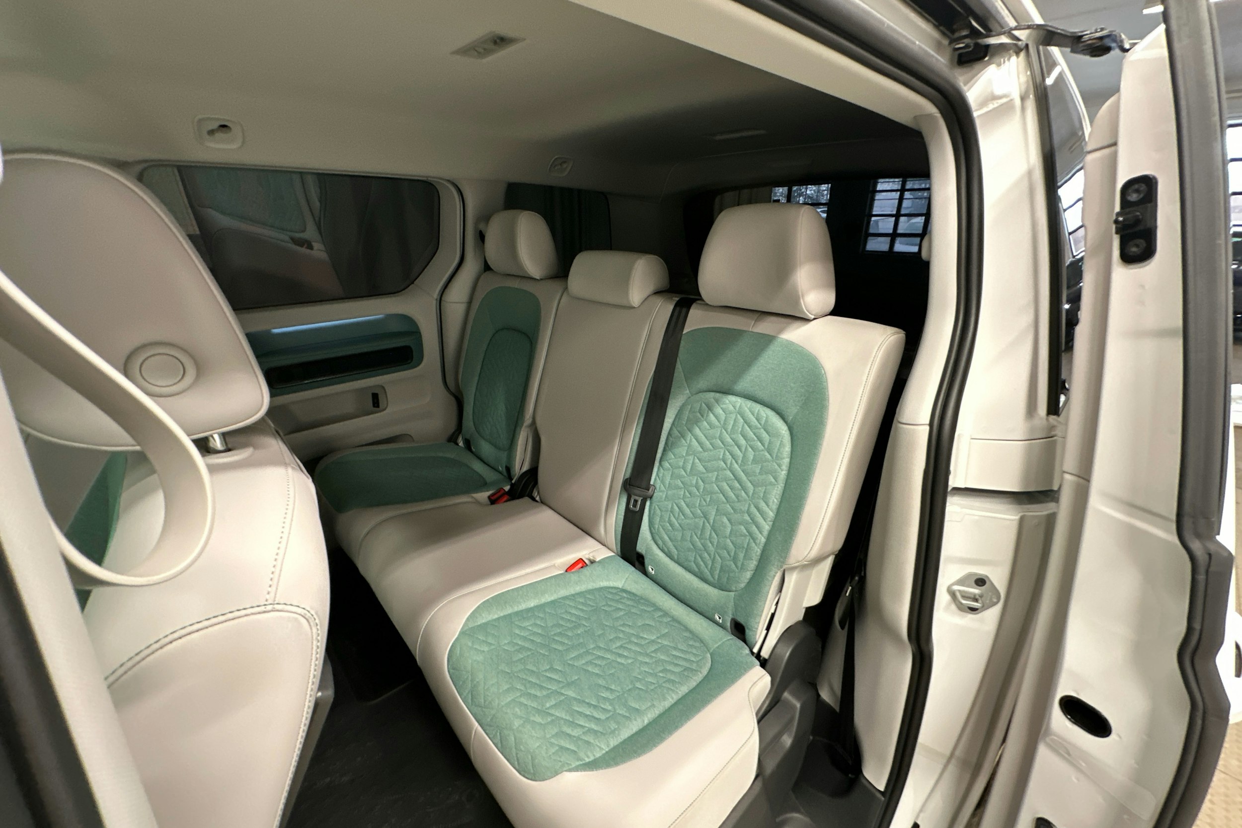 valkoinen Volkswagen ID. Buzz 2024 kuva 31.