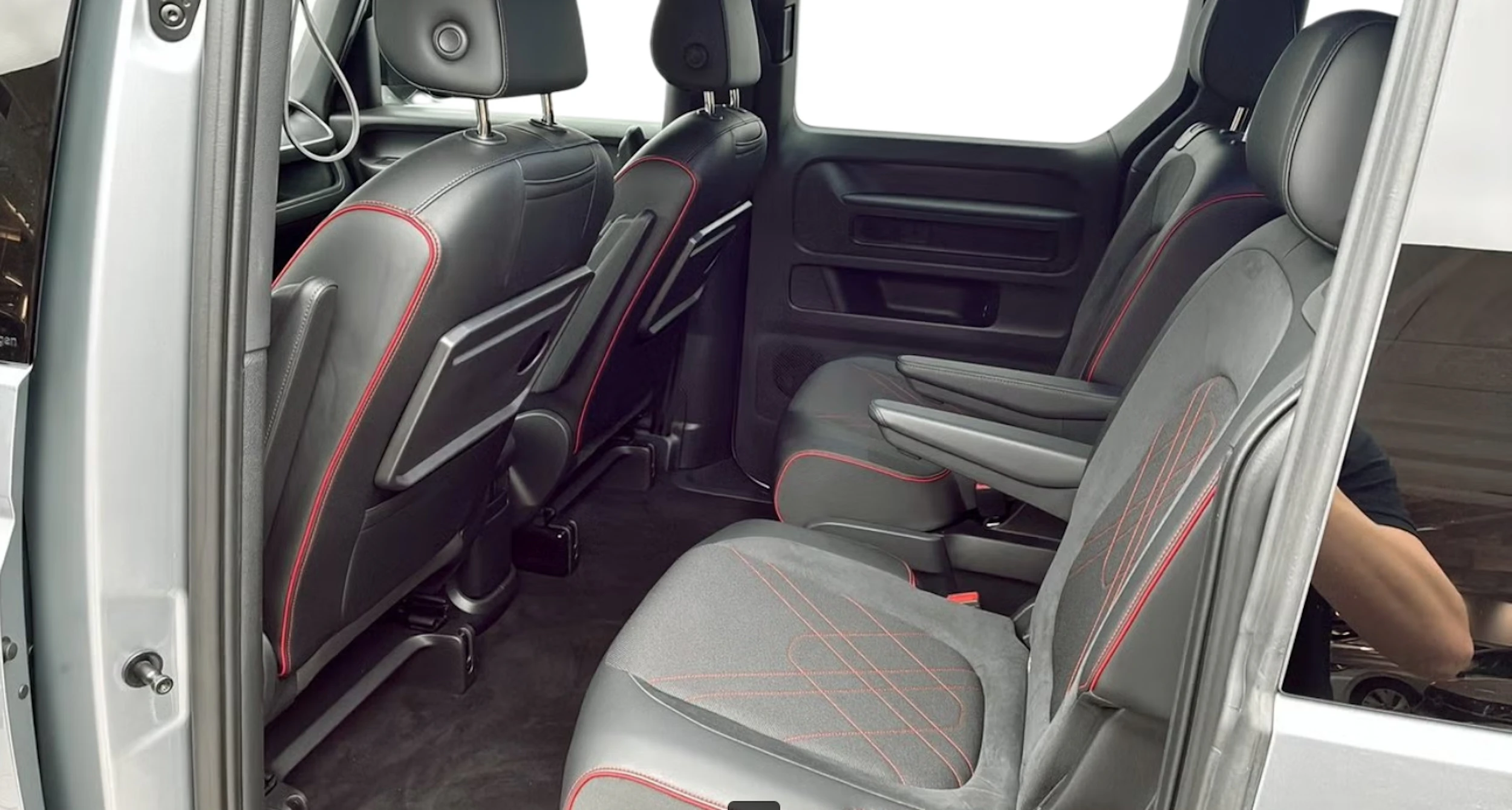 harmaa Volkswagen ID. Buzz 2025 kuva 8.