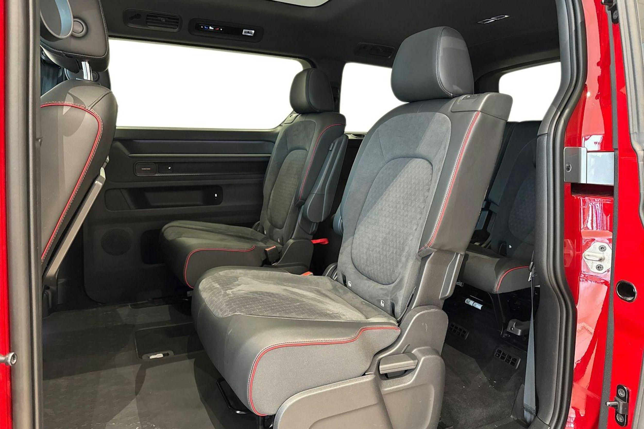 punainen Volkswagen ID. Buzz 2025 kuva 8.