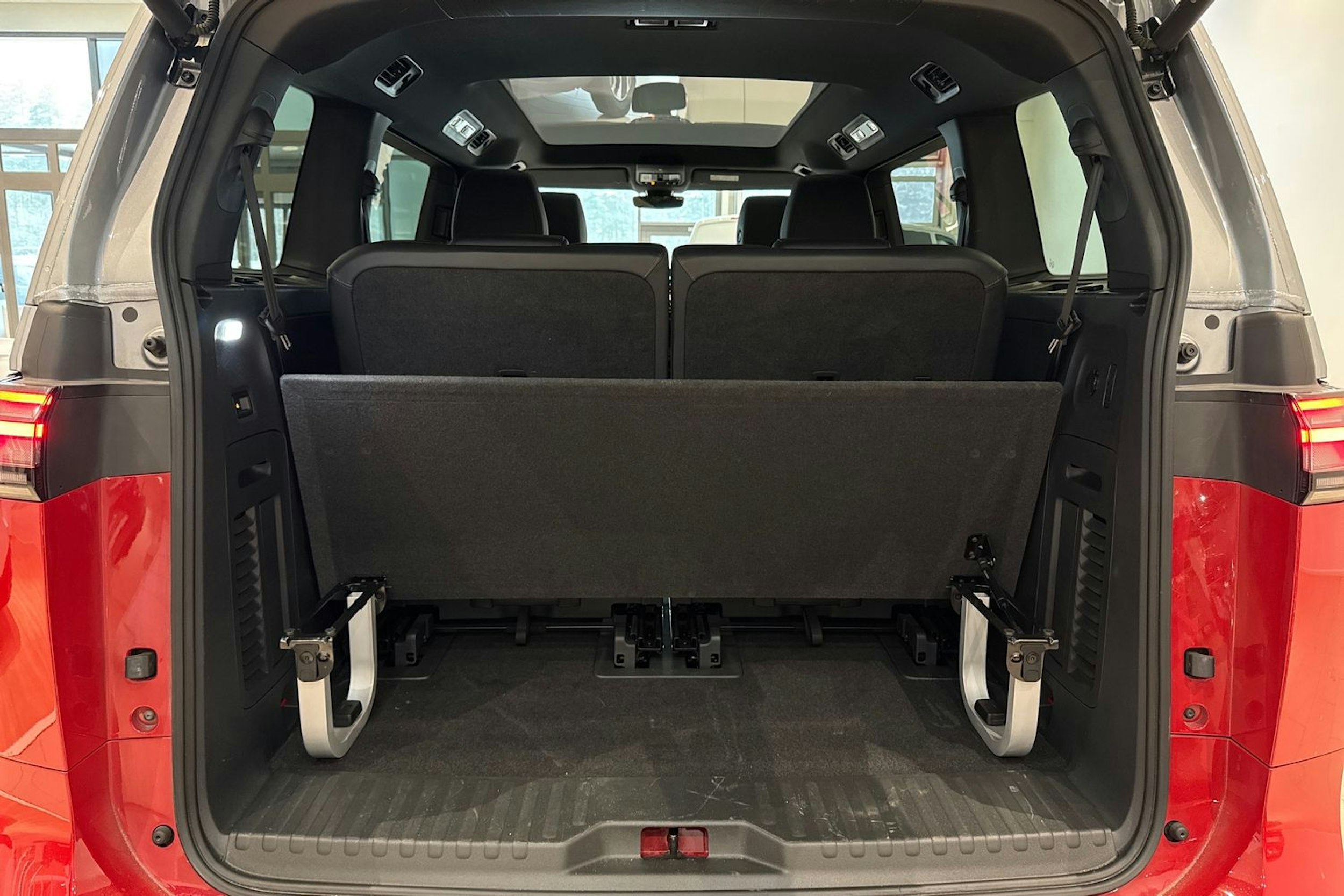 punainen Volkswagen ID. Buzz 2025 kuva 15.