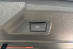 punainen Volkswagen ID. Buzz 2025 kuva 17.